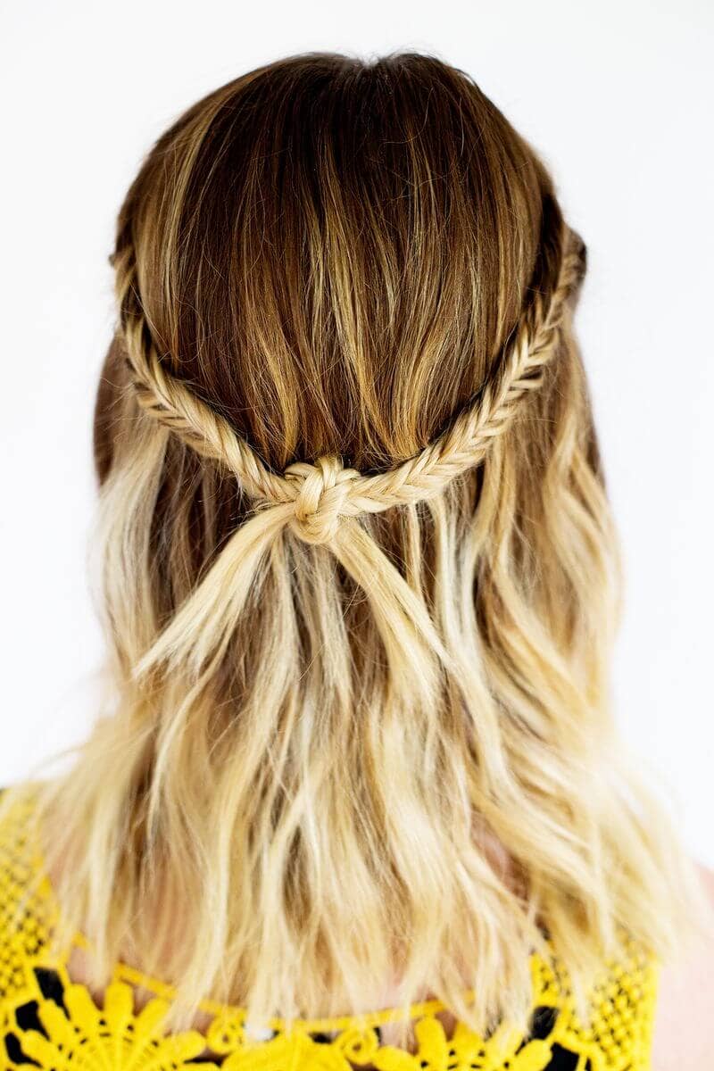 24 wunderschöne mittellange Frisuren Braided Knot Throwback zu Bellbottom Days