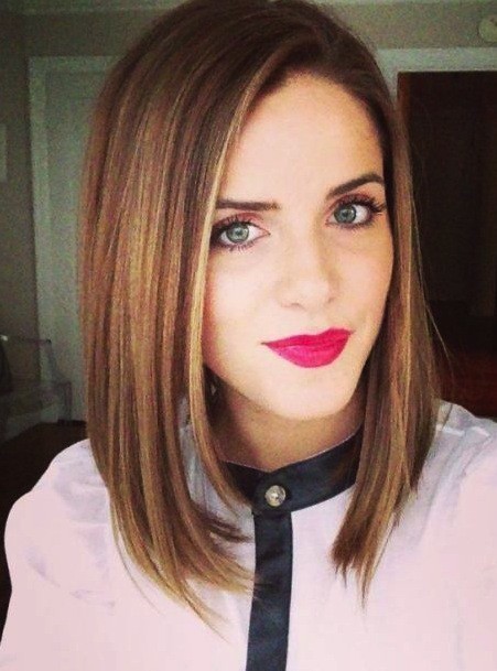 Abgewinkelter Haarschnitt mit Seitenscheitel für Frauen