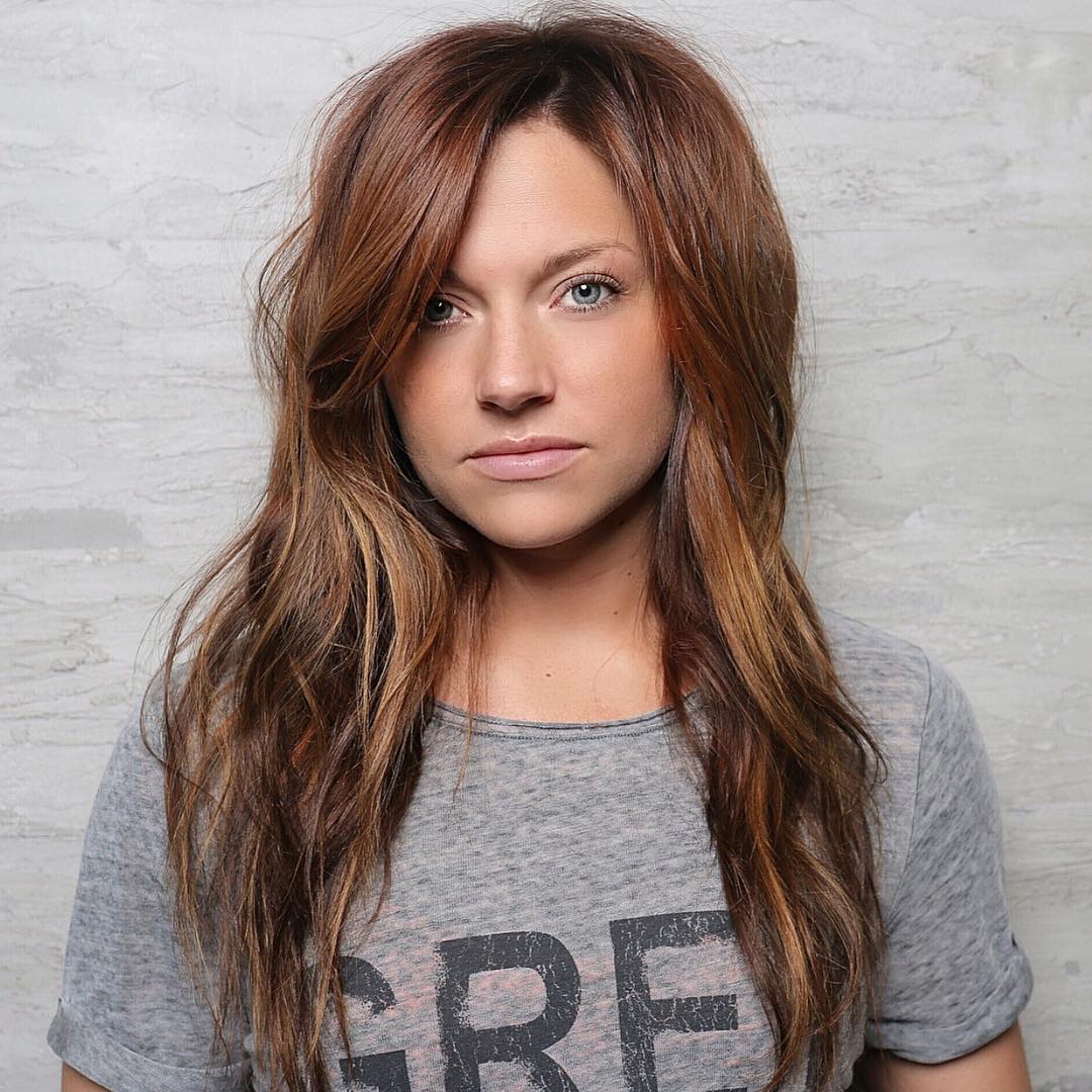 26 Auburn Haarfarben, um Ihre Individualität hervorzuheben Braune Haare mit Karamell -Highlights