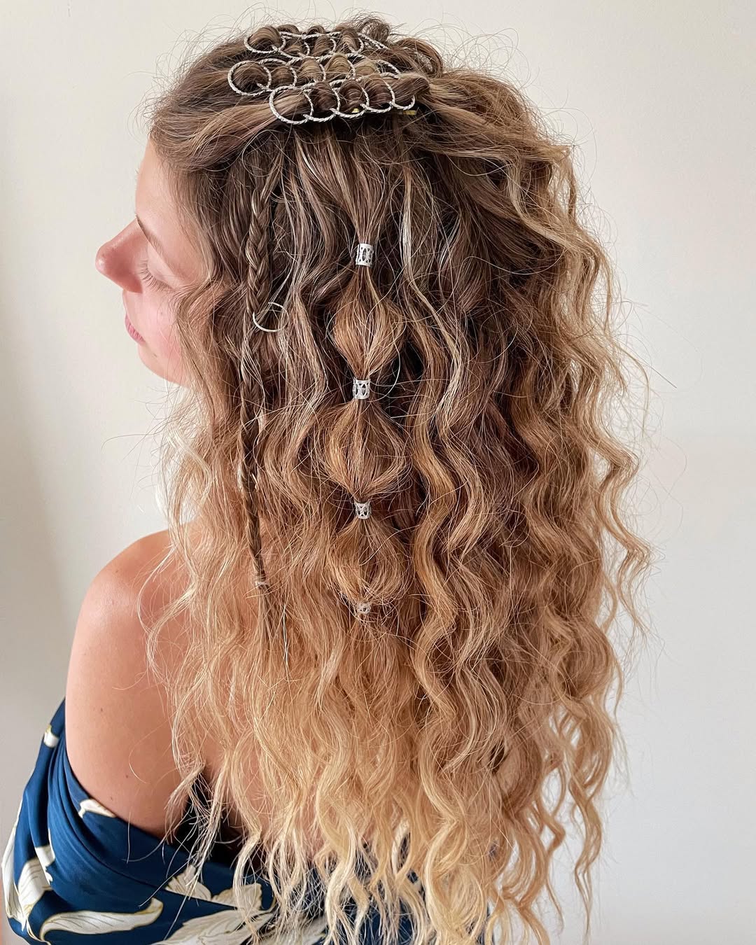 Halbe Hochsteckfrisur in den 2000er Jahren