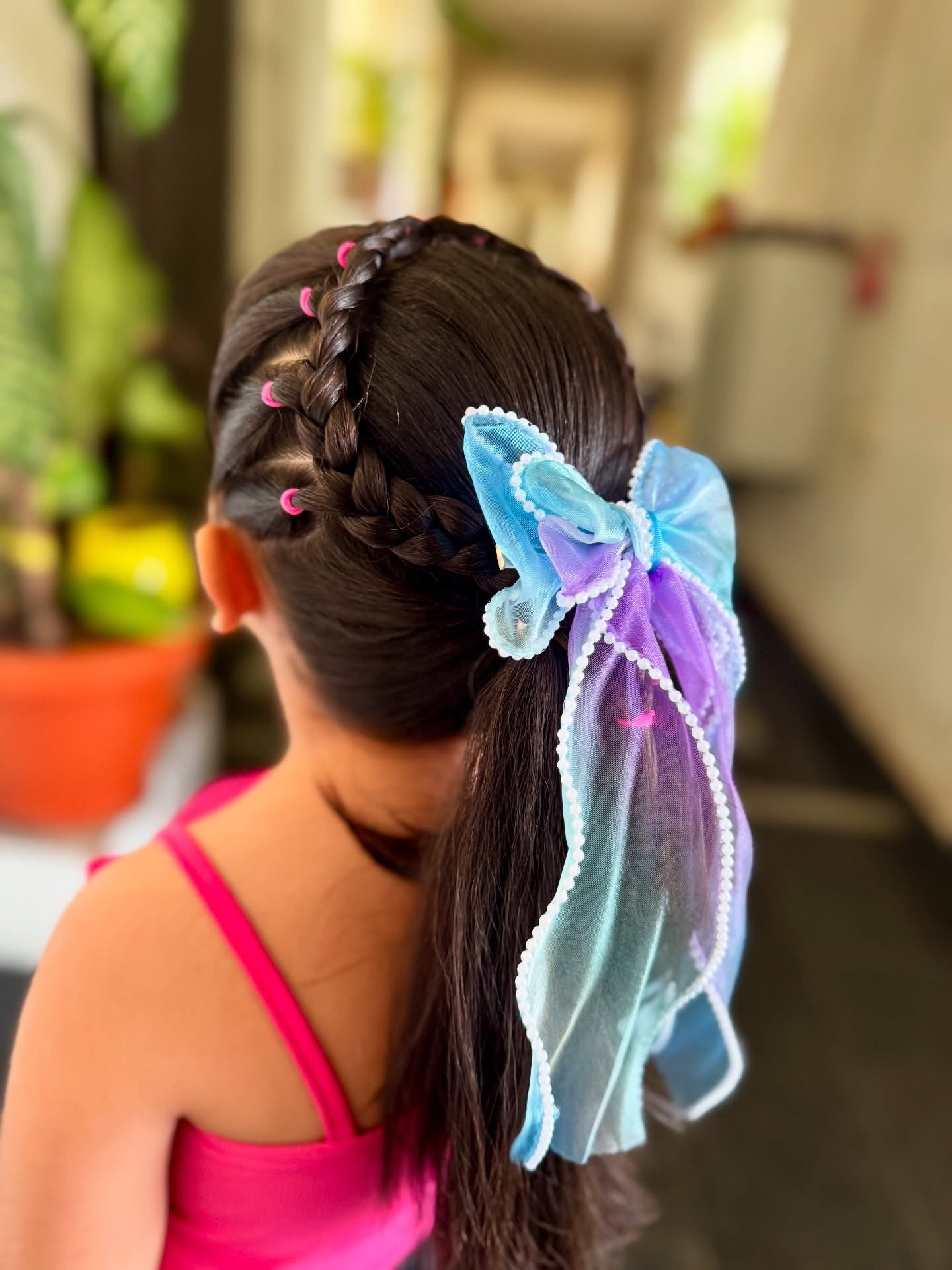 1. Krongeflecht mit Pastellbogen auf dunkelbraunem Haar (Frisuren für die Schule)