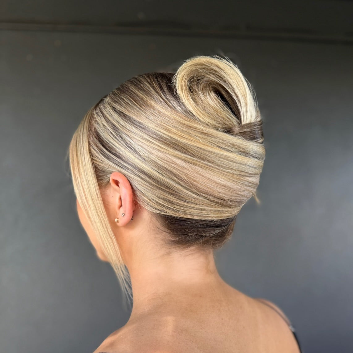 1. Elegant Blonde French Twist (schlanke Frisuren)