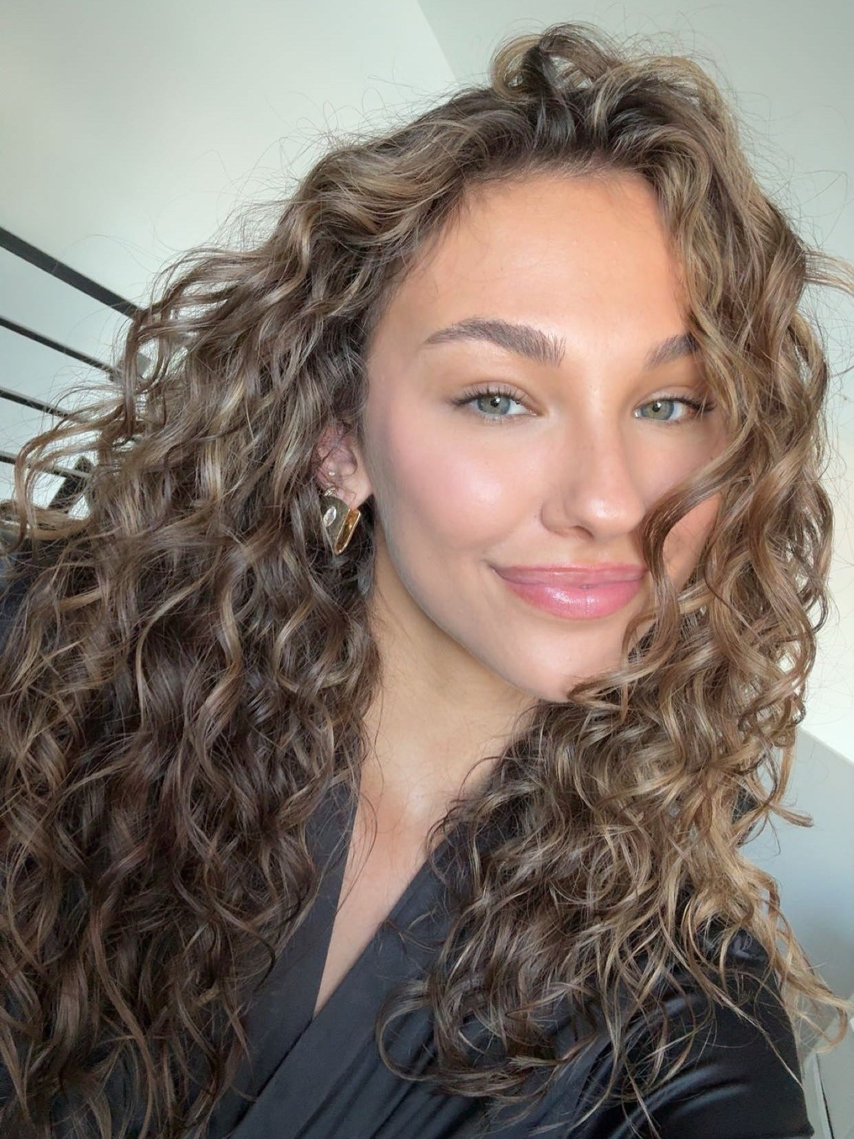 1. Hellbraun definierte Locken (unordentliches lockiges Haar)