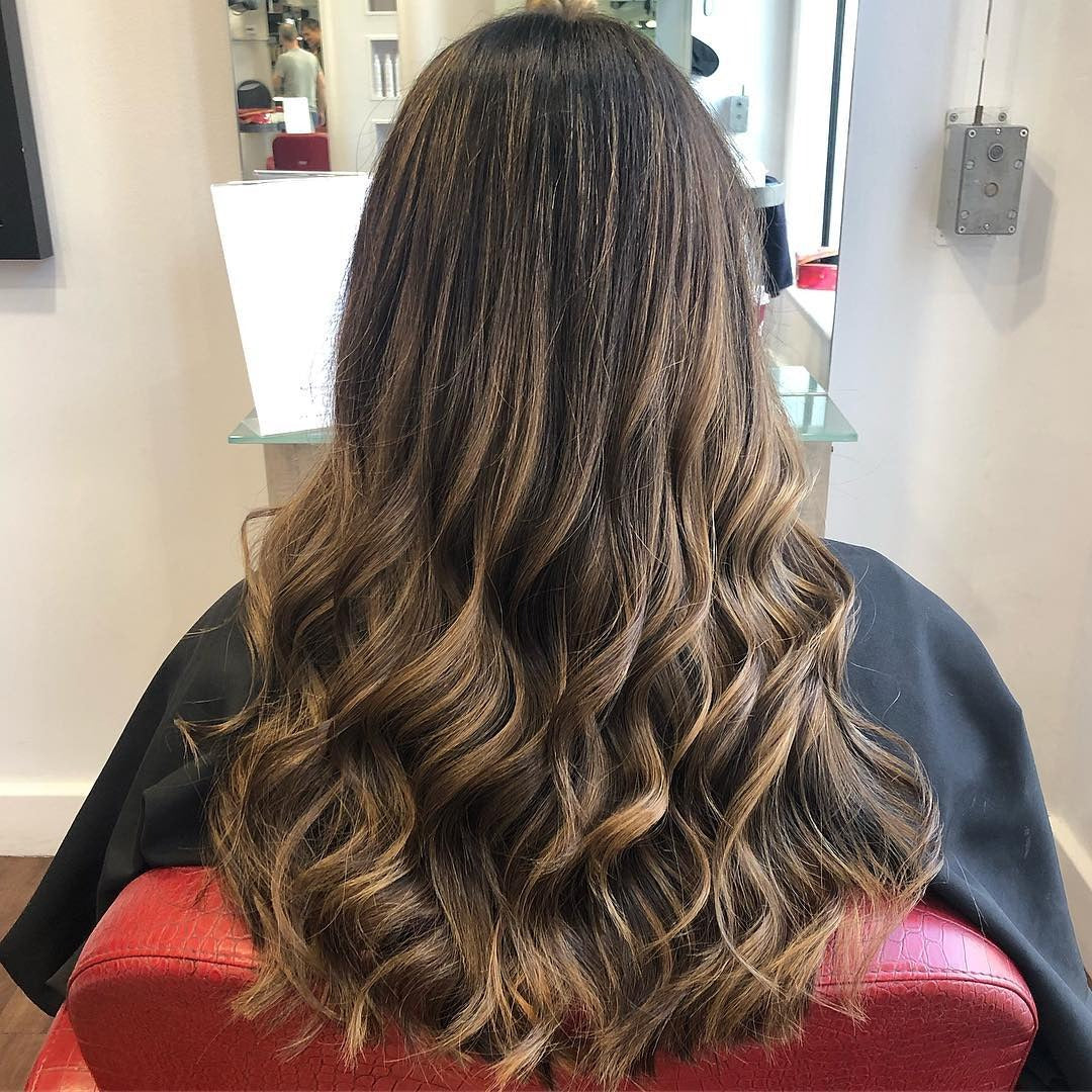 1. Langwellige Karamellbrunette (blonde braune Haarfarbe)