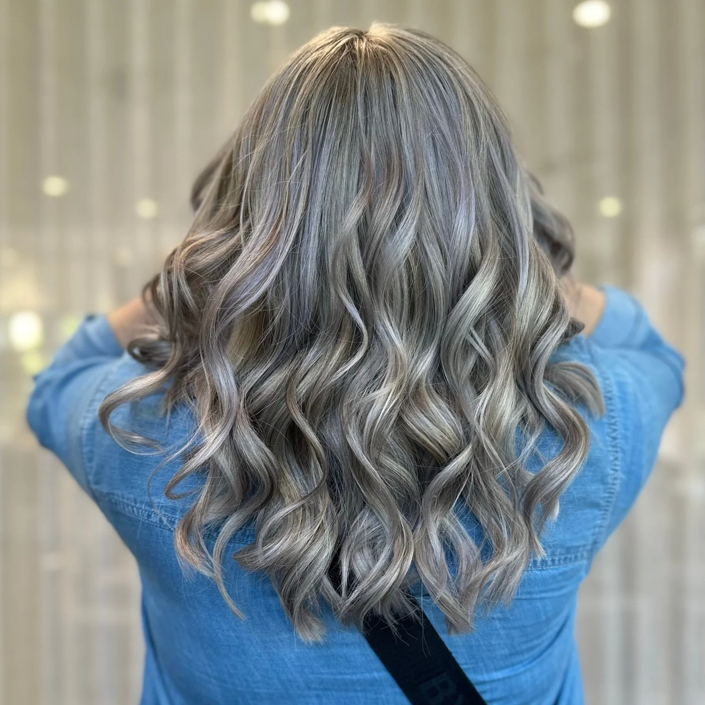 1. Smoky Silver Balayage mit sanften Glam Waves (Silberhaarfarbe)