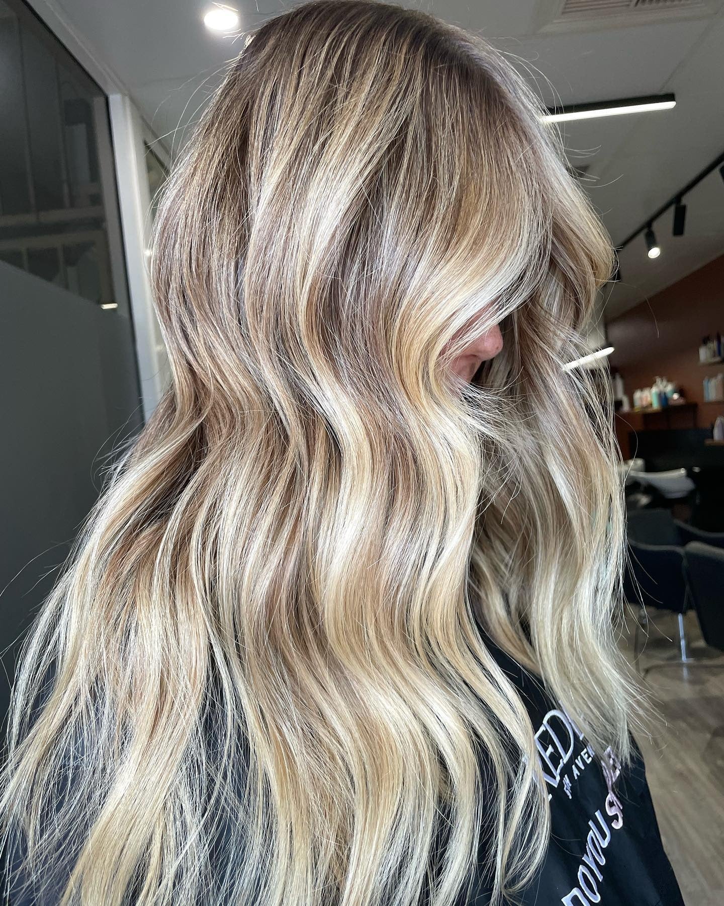 1. Weiche beige-blonde Wellen mit dimensionalen Lowlights (Blondes Haar mit Lowlights)