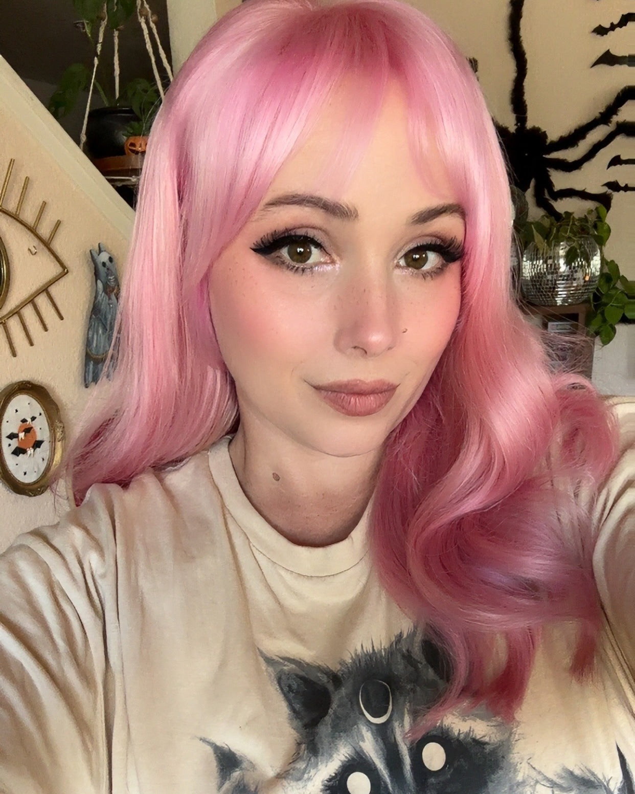 1. Weiche Bubblegum -Wellen mit Vorhang Pony (Pastellrosa Haarfarbe)