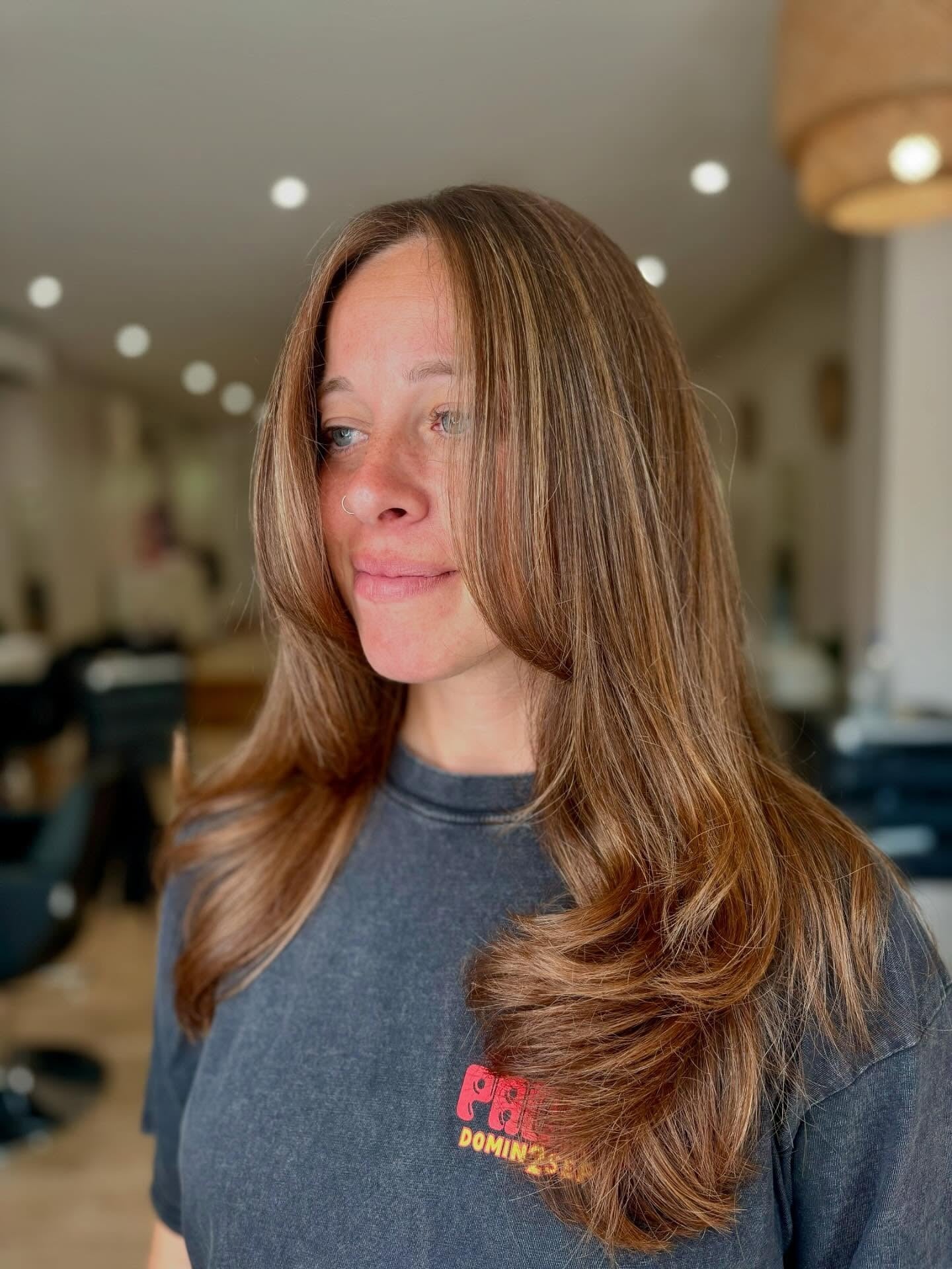 1. Weiche Karamellschichten mit gesichtsrahmender Bewegung (Karamell-Haarfarbe)