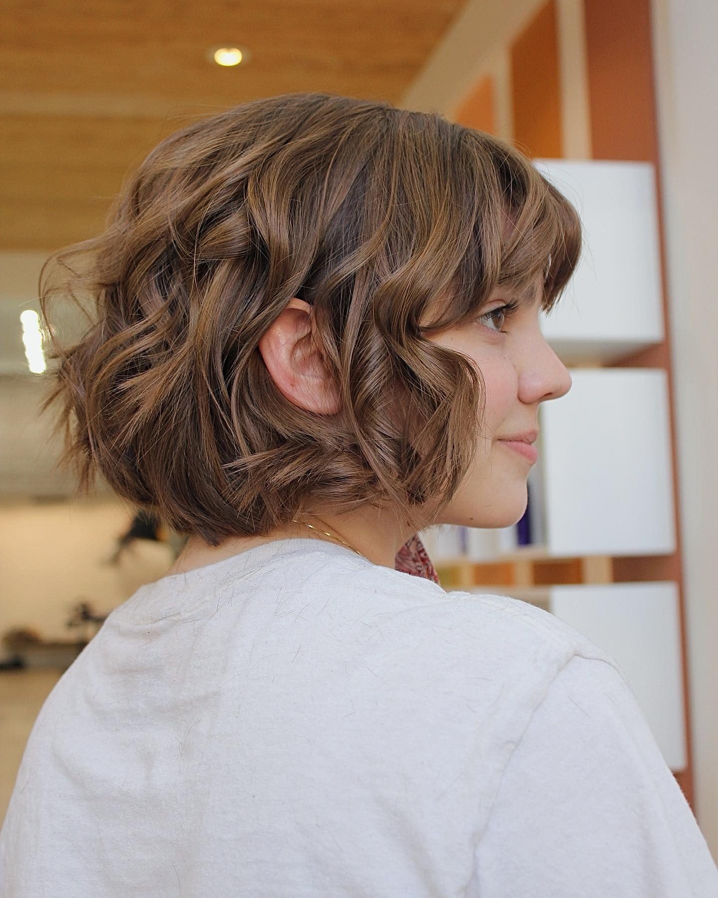 1. Weiches gekräuselter Bob mit Kastanienwärme (Kinnlänge Bob)