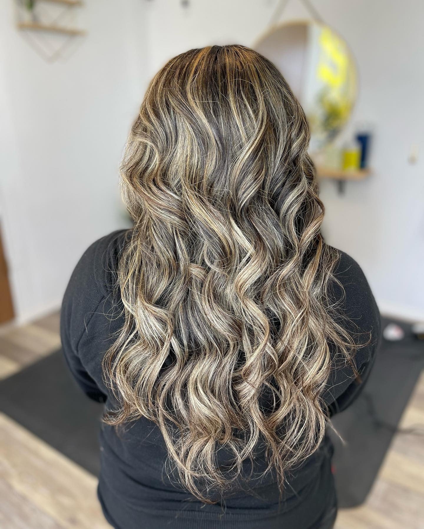1. Weiches, dimensionales Balayage mit lockeren Wellen (hebt die Haarfarbe hervor)