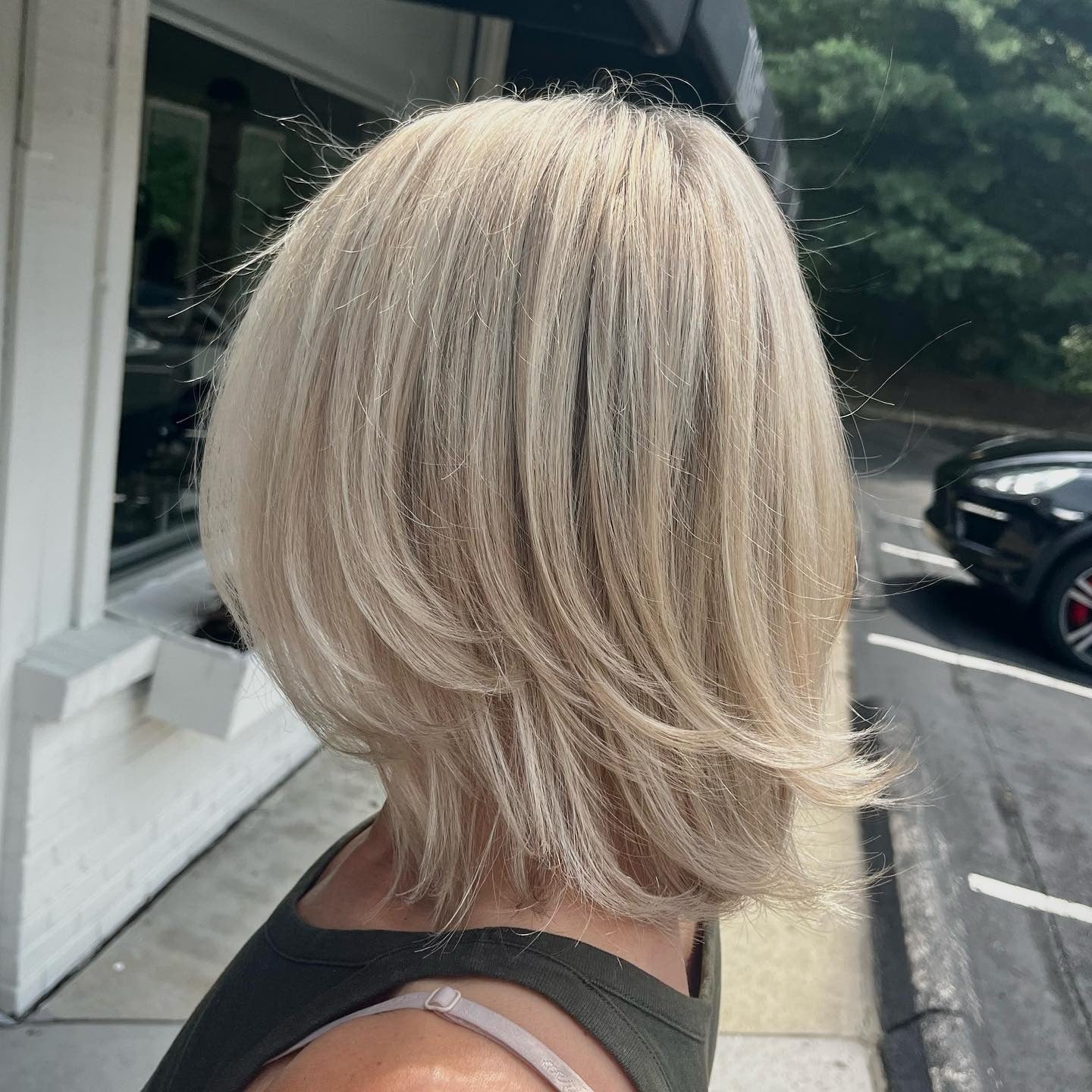 1. Weicher, gefiederter, geschichteter Bob in kühlem Platinblond (geschichtete Bob-Frisuren)