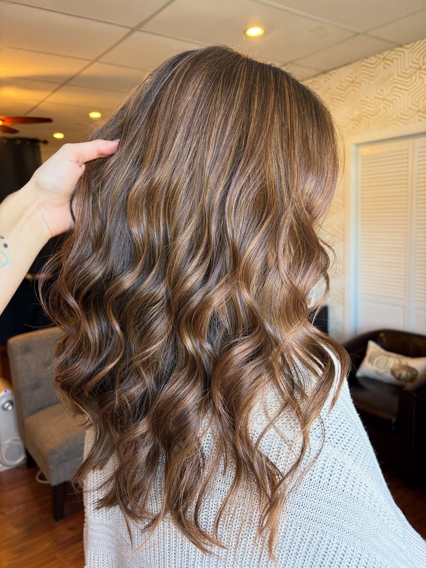 1. Weiche goldbraune Wellen mit nahtloser Dimension (goldbraune Haarfarbe)