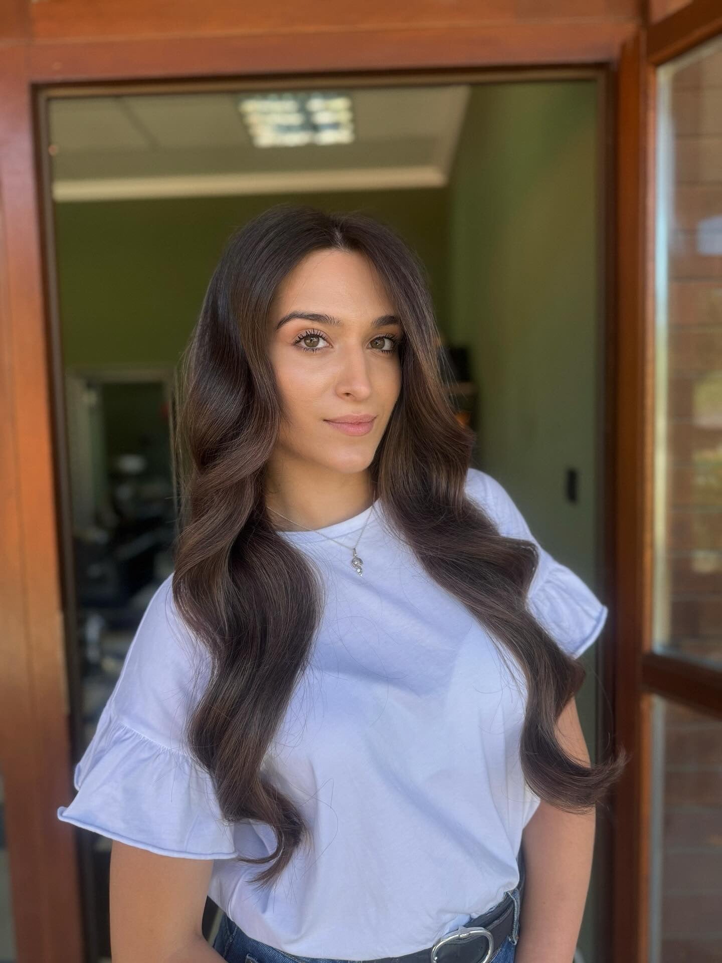 1. Weiche Hollywood -Wellen mit natürlicher Brünette Glanz (wellige Frisuren)