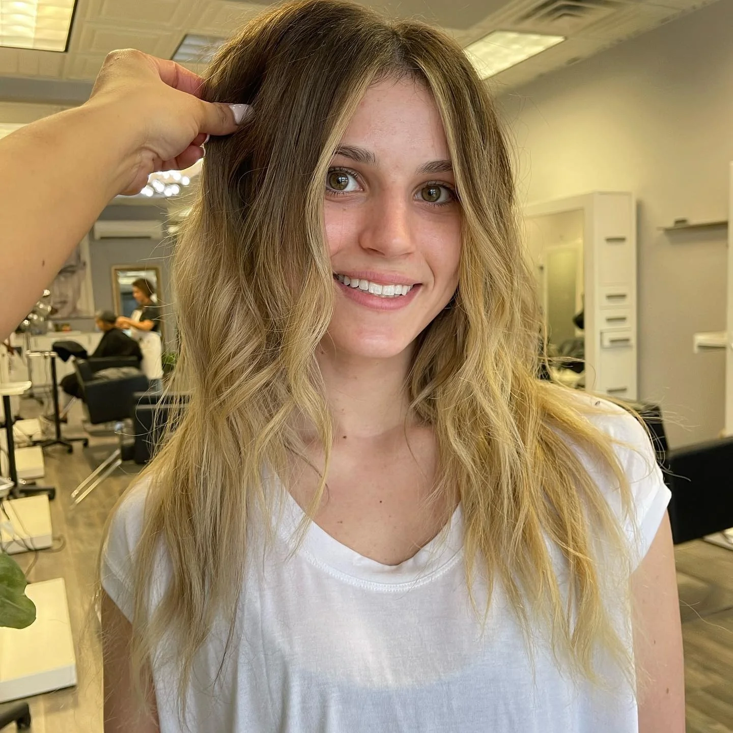 1. Sanfte Honig-Balayage mit mühelos langen Schichten (Honig-Haarfarbe)