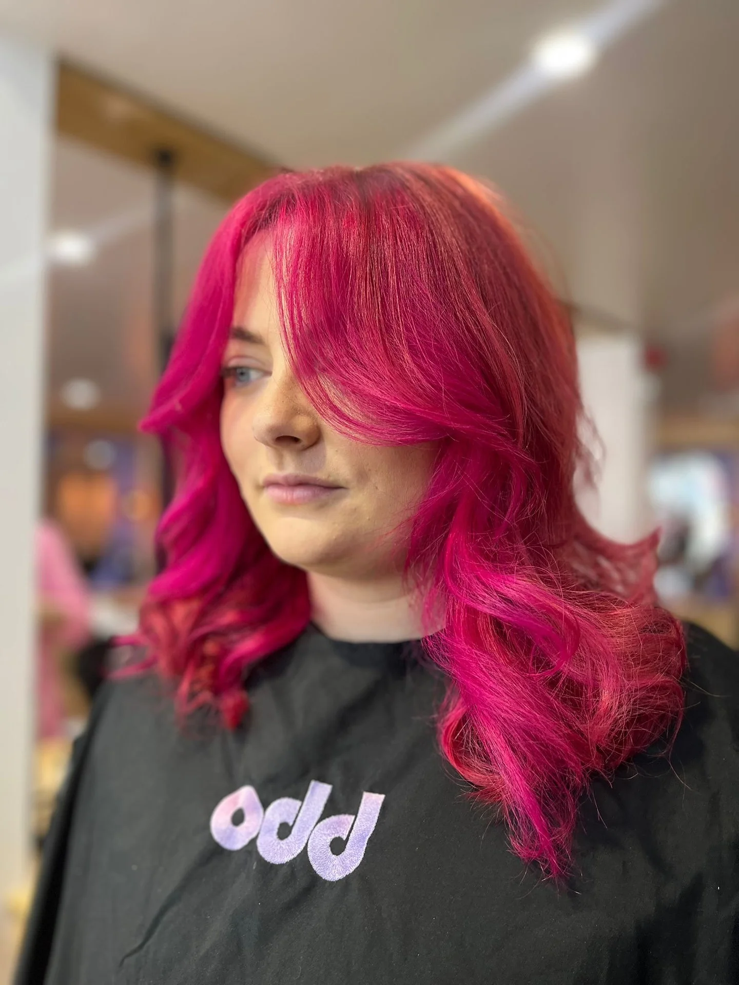 1. Weiche geschichtete Wellen in hellem Magenta (Magenta-Haarfarbe)