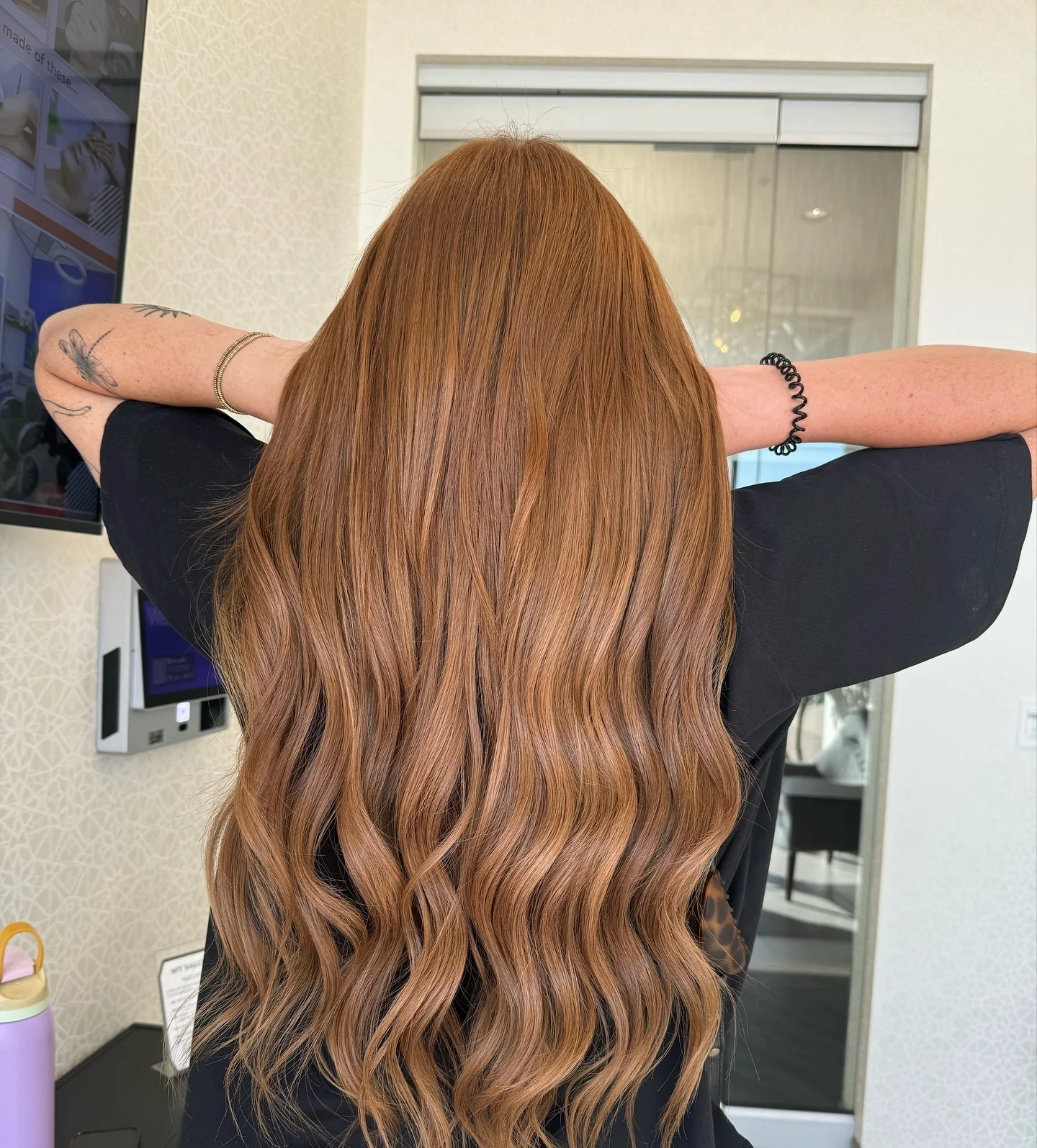 1. Sanfte, geschichtete Wellen in warmem Honigbraun (Honigbraune Haarfarbe)