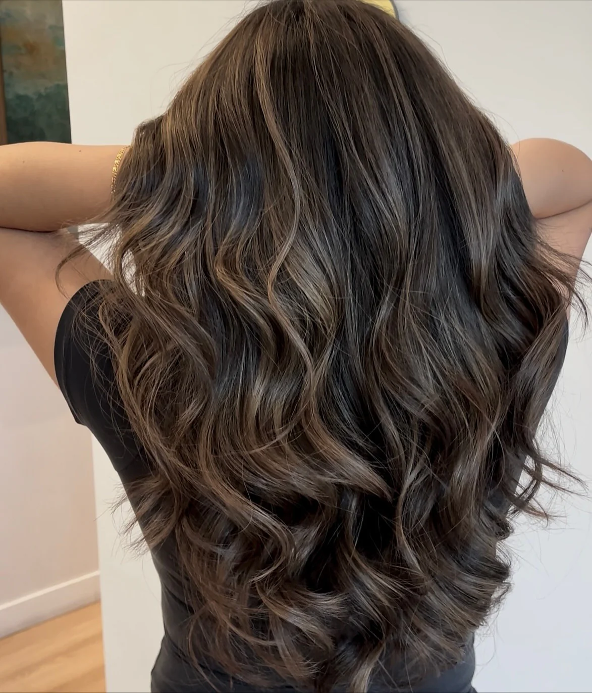 1. Sanfte Mokka-Wellen mit dimensionalen Highlights (mittelbraunes Haar mit Highlights)