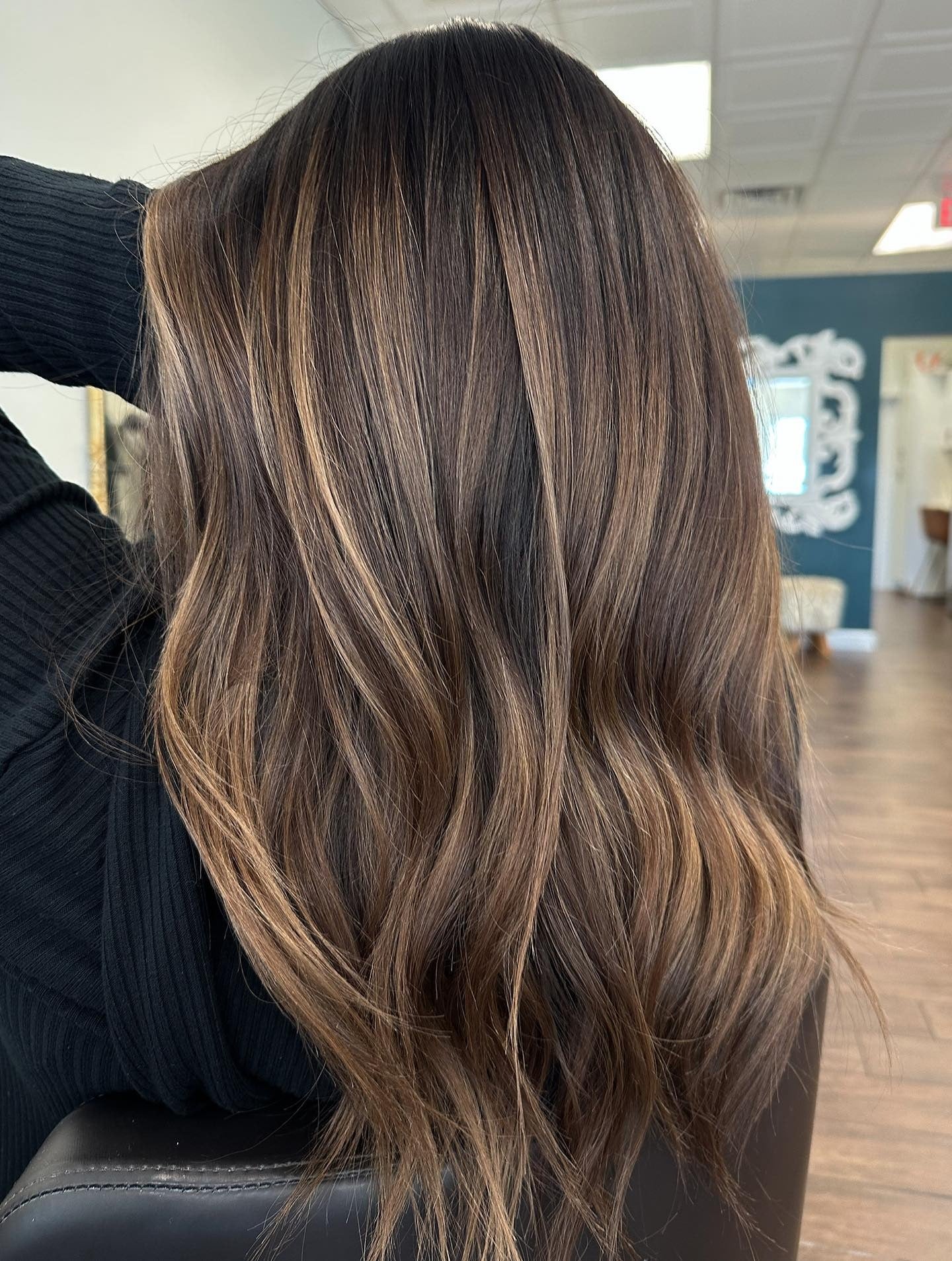 1. Soft Sandy Balayage mit dimensionalen Wellen (Sandbraune Haarfarbe)