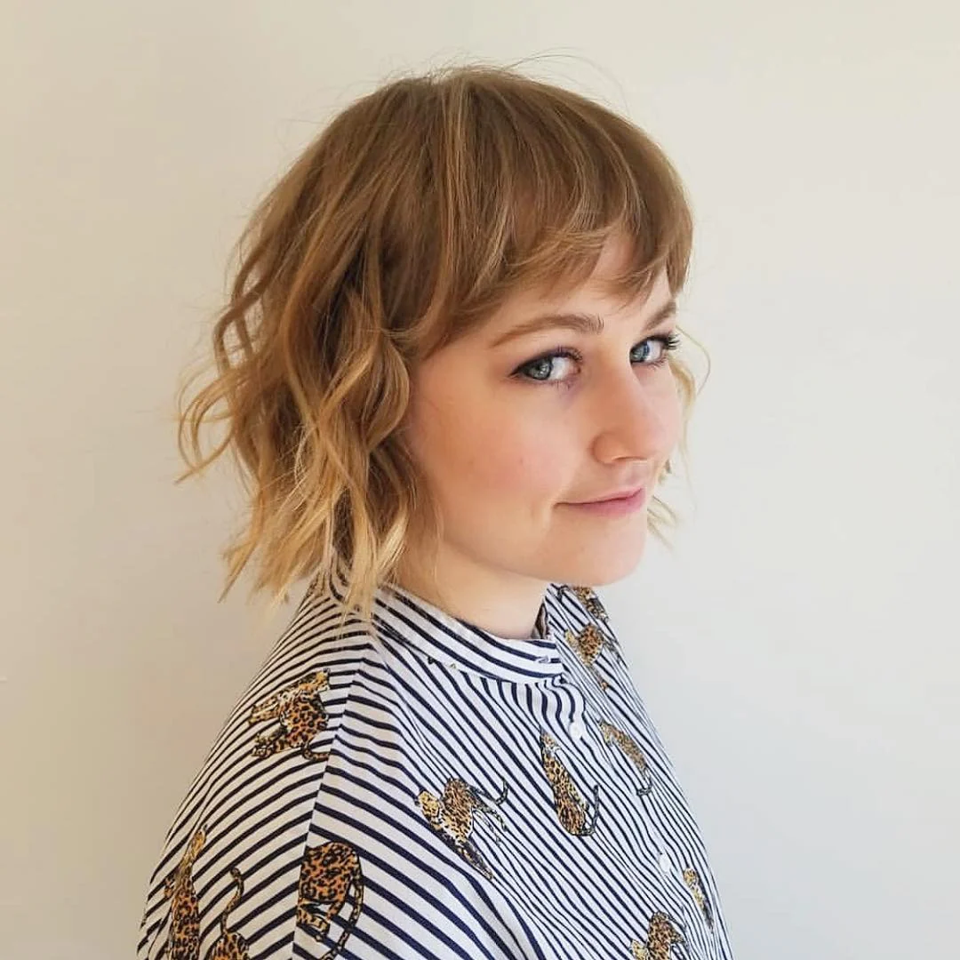 1. Soft Shag Bob mit warmem Honigblond (kurze Stufenhaarschnitte mit Pony)