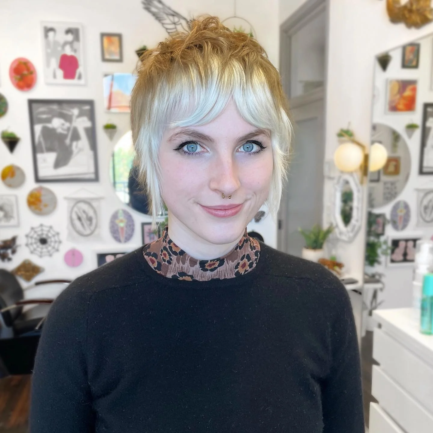 1. Weicher, zotteliger Pixie mit platinfarbenen Fransen (Shaggy Pixie-Haarschnitt)