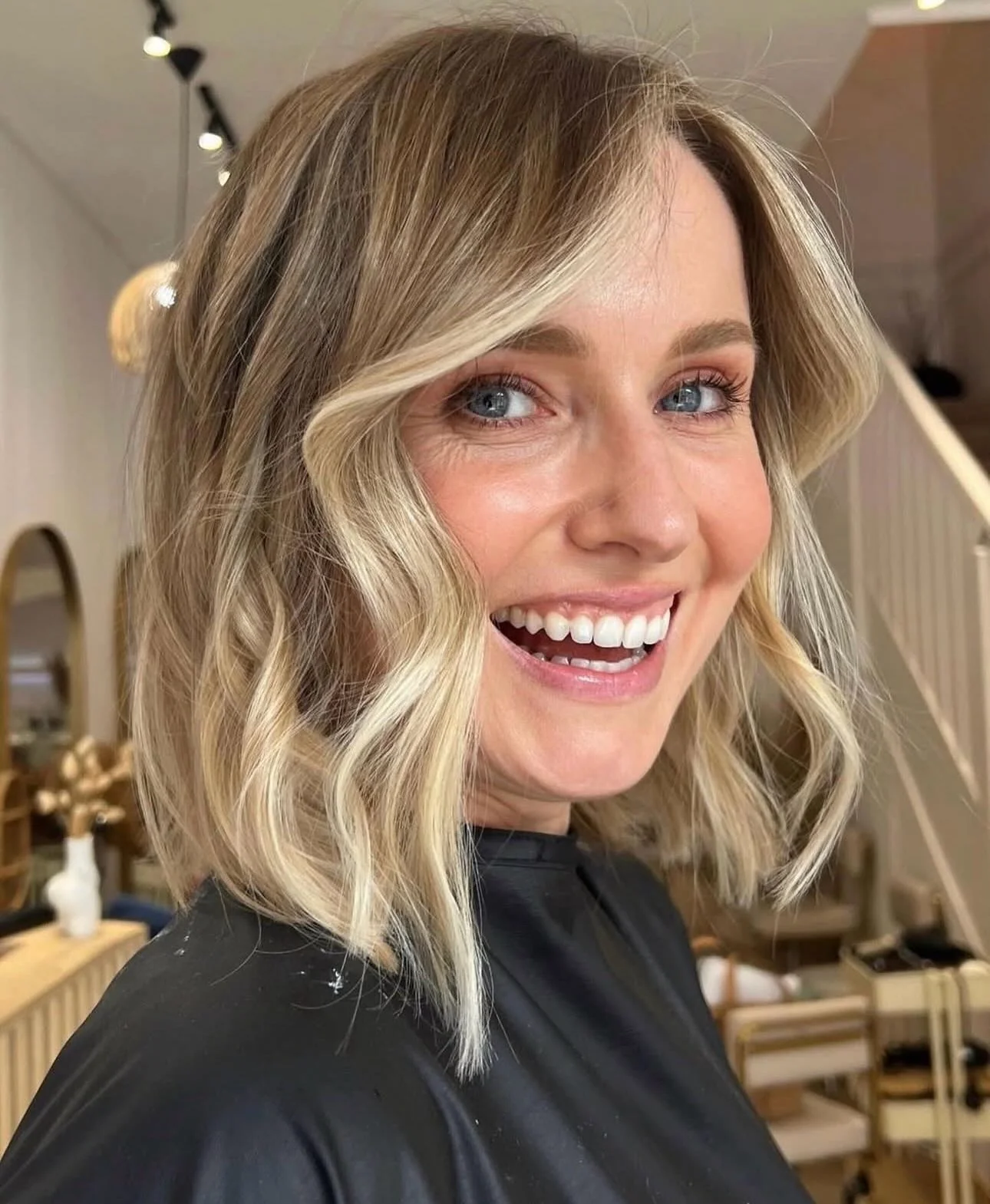 1. Weicher, gewellter mittlerer Bob mit beigeblondem Balayage (mittlere Bob-Frisuren)