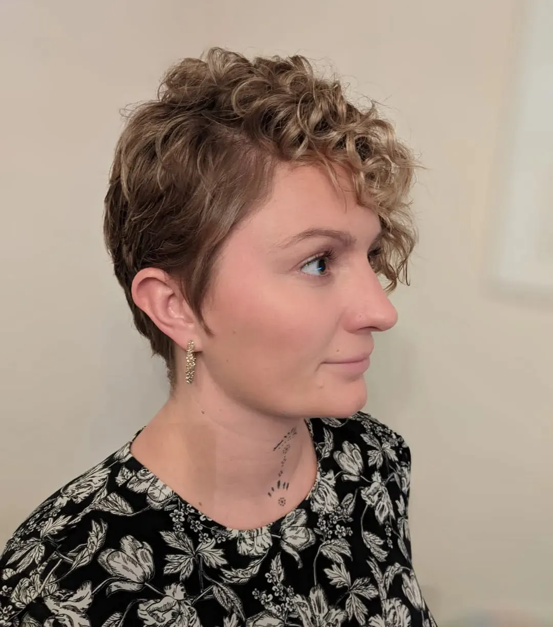 1. Spitz zulaufender Pixie mit weichen blonden Locken (Curly Pixie Cut)