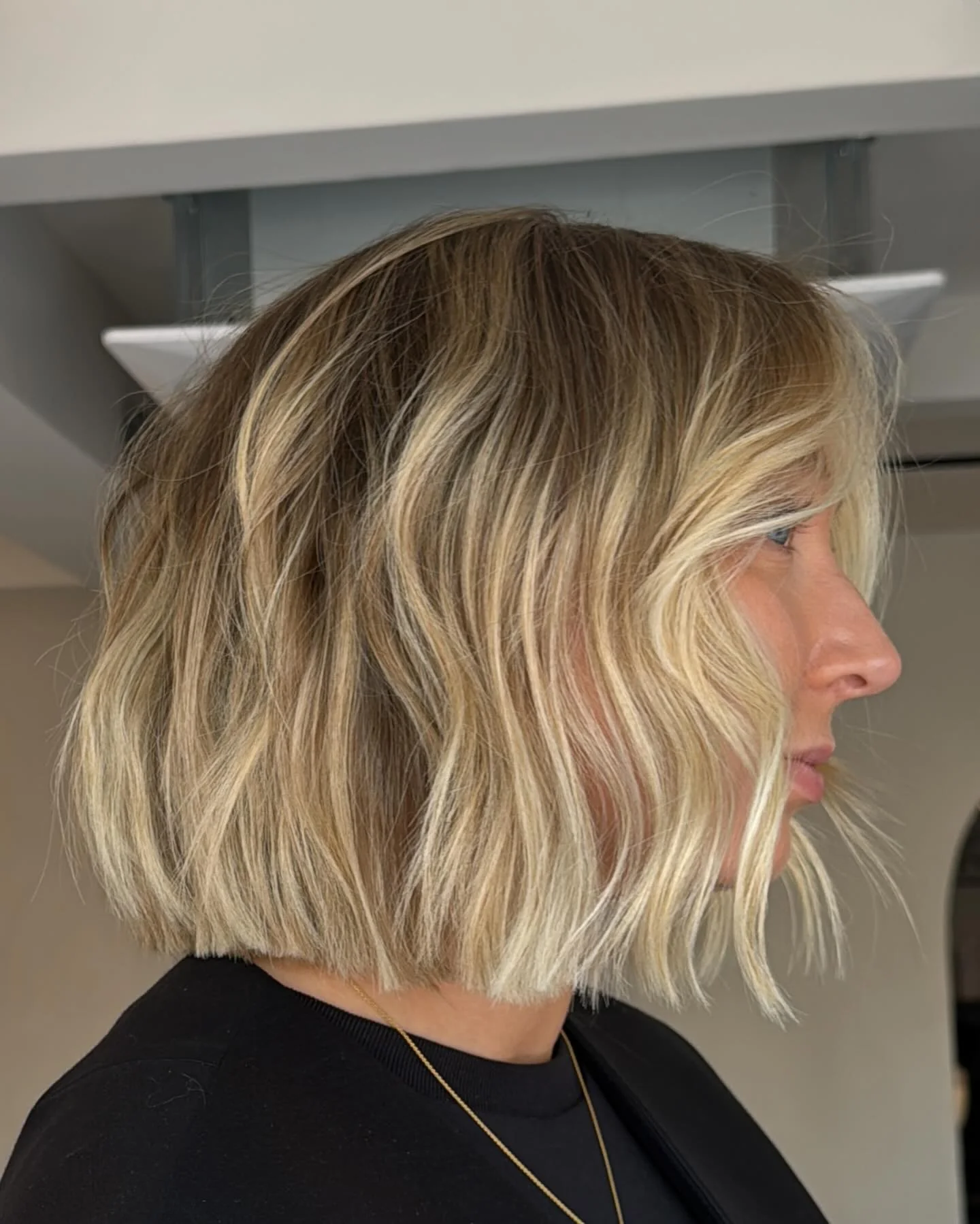1. Strukturierter blonder Bob mit natürlichen Wurzeln (unordentlicher Haarschnitt für Frauen)