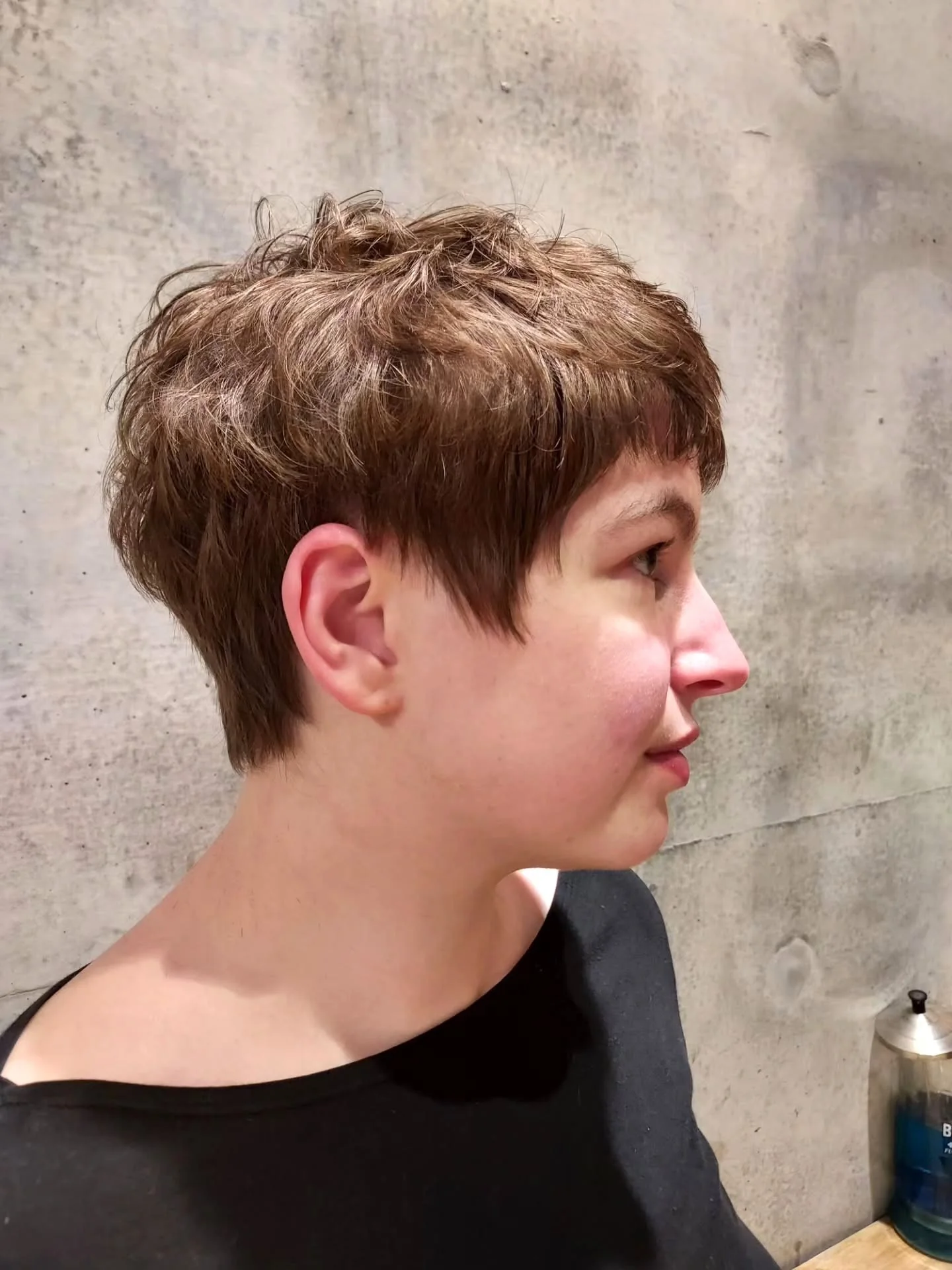 1. Strukturierter kastanienbrauner Pixie mit zerzausten Schichten (geschichteter Pixie-Haarschnitt)