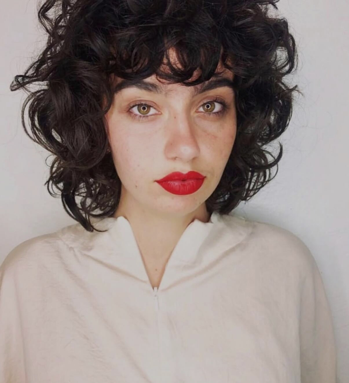 1. getouster Wolfsgeschnitten mit voluminösen Locken (lockiger Wolfshaarschnitt)