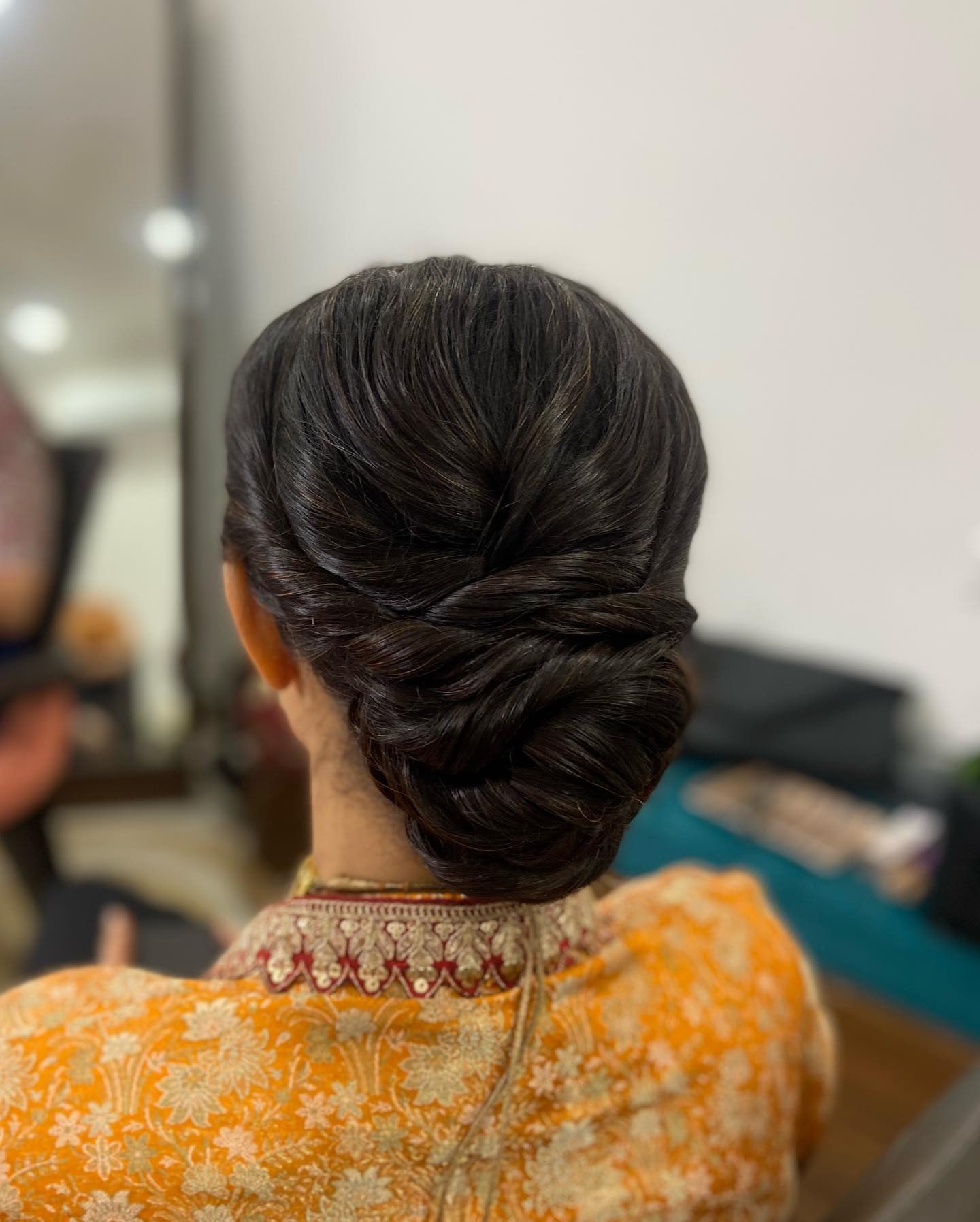 1. Twisted Low Bun auf dunkler Brünette (Brötchenfrisuren)