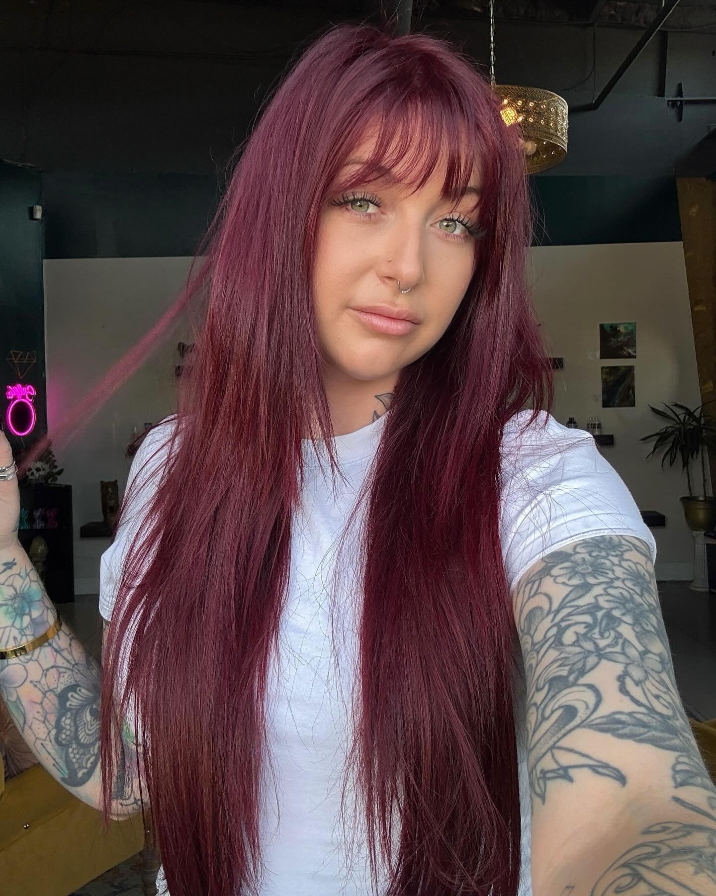 1. Samtpflaumenfarbene Schichten mit zartem Pony (Haarfarbe in tiefem Burgunderrot)