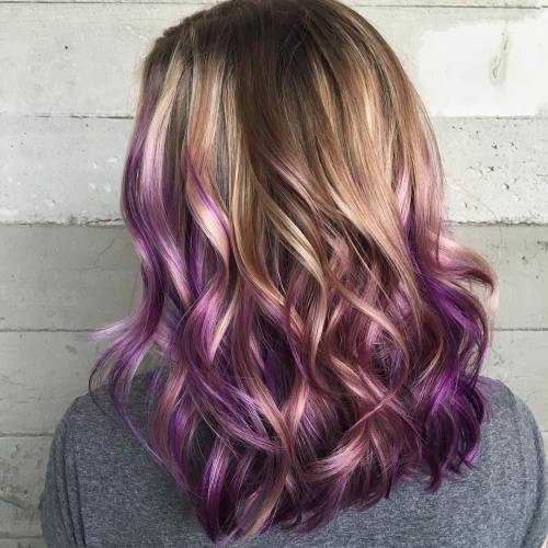 Kastanienhaar mit lila Balayage