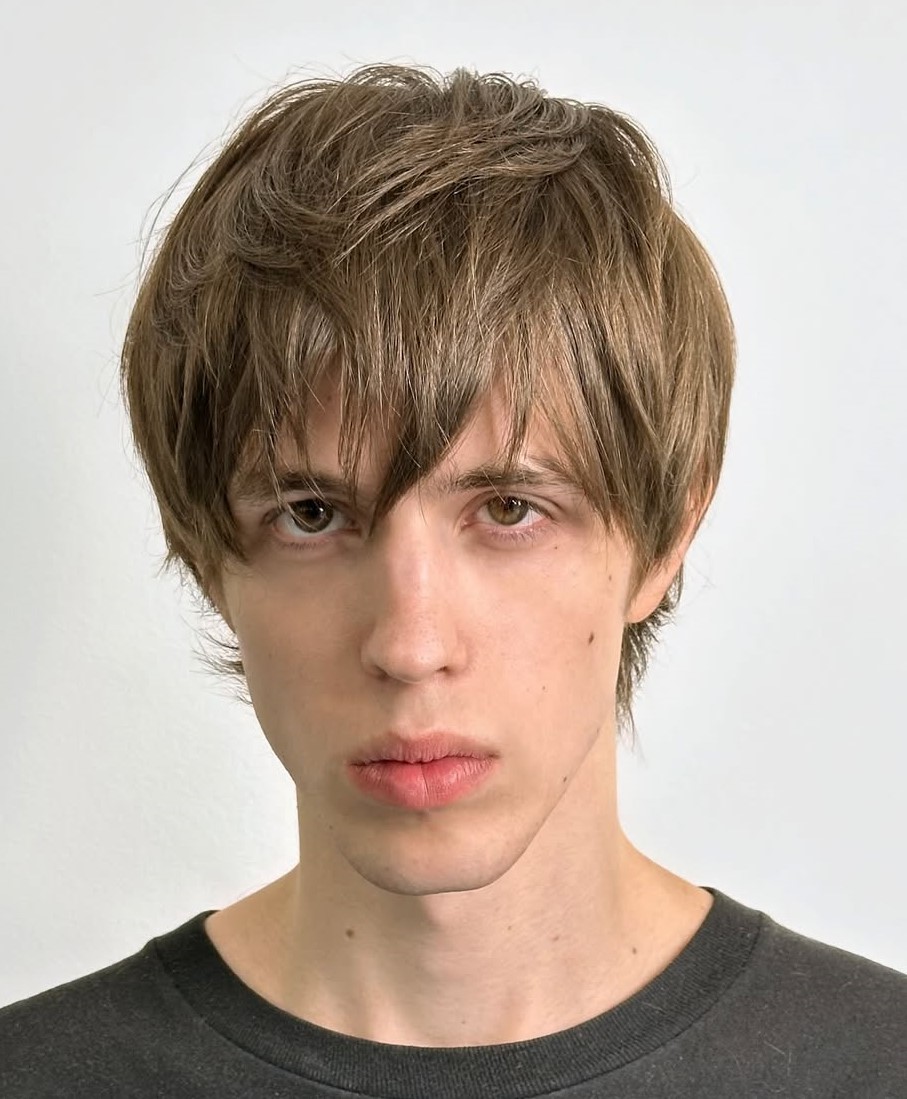 Männer chaotisch geschnitten für eine hohe Stirn