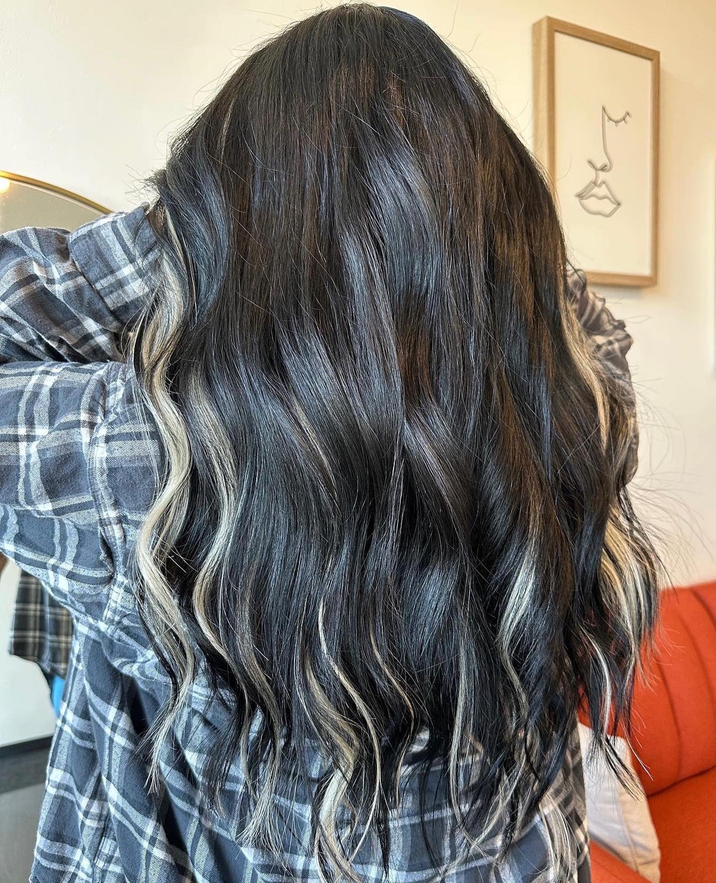 10. Aschblonde Akzentsträhnen auf tiefschwarzem Haar (schwarzes Haar mit Highlights)