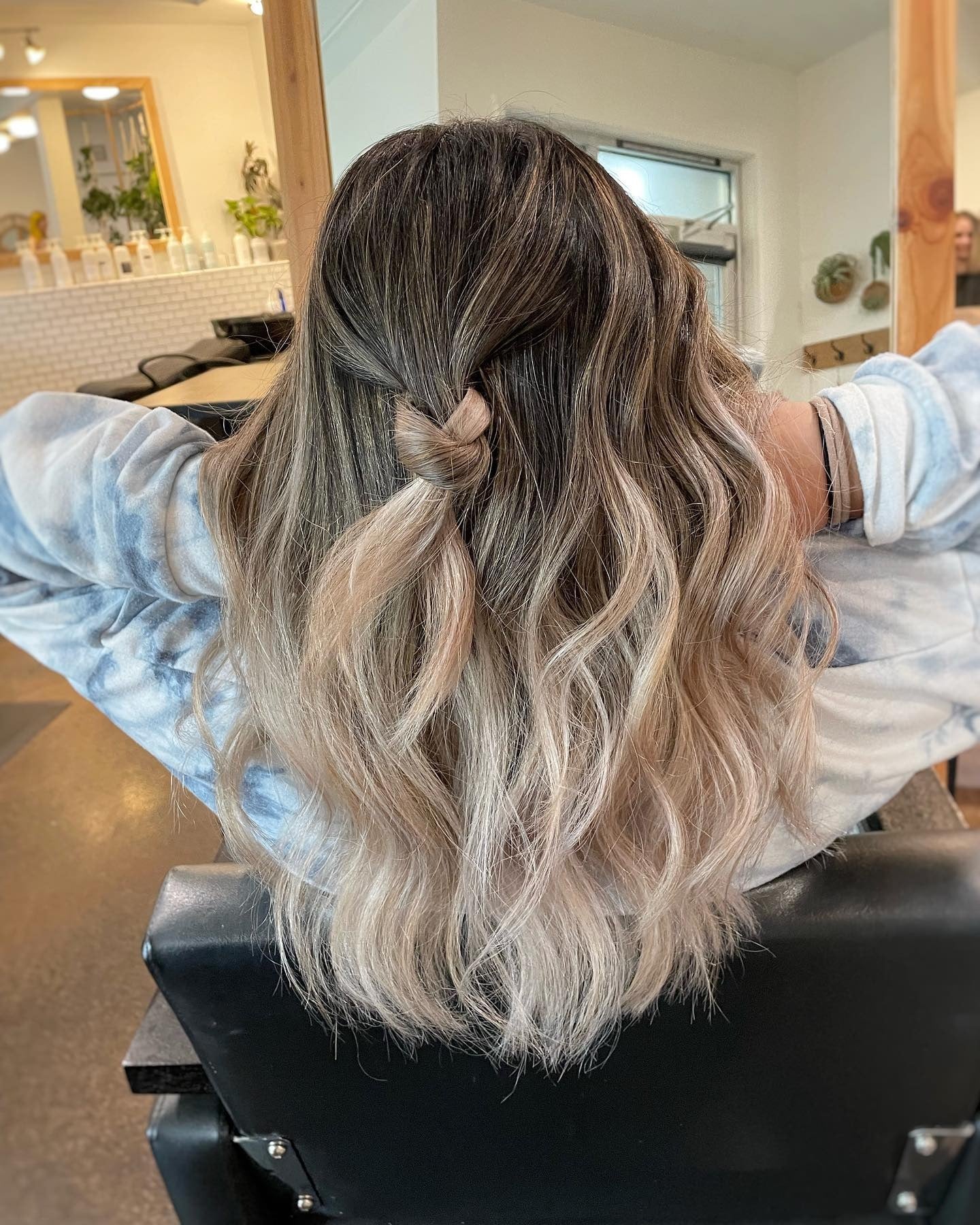 10. Ascheblonde Halb-up-Twist mit Strandwellen (Geburtstagsfrisuren)