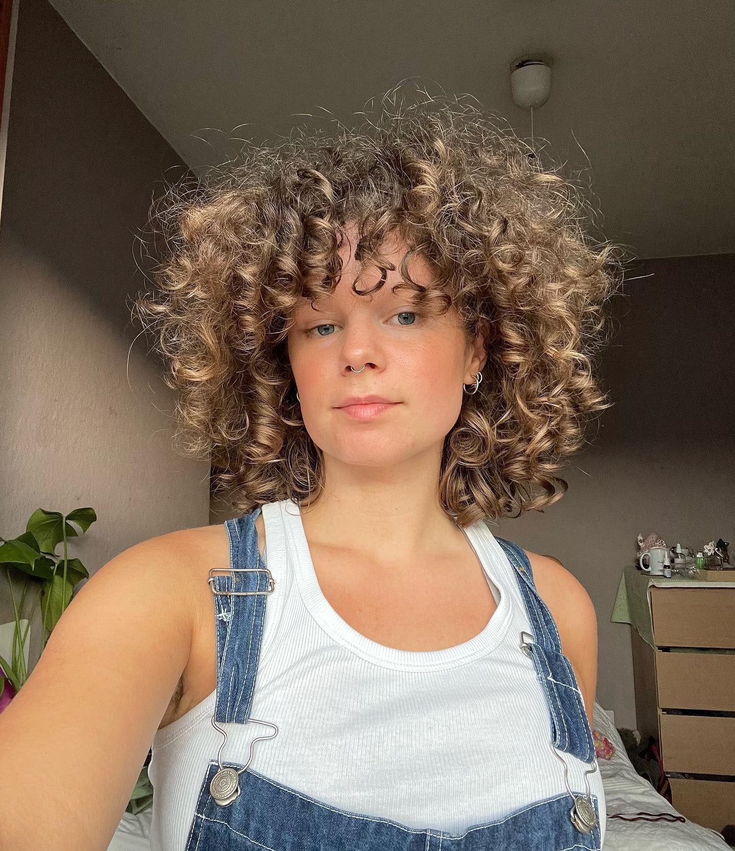 10. Aschbrauner lockiger Bob mit natürlichem Auftrieb (lockiges, flauschiges Haar)