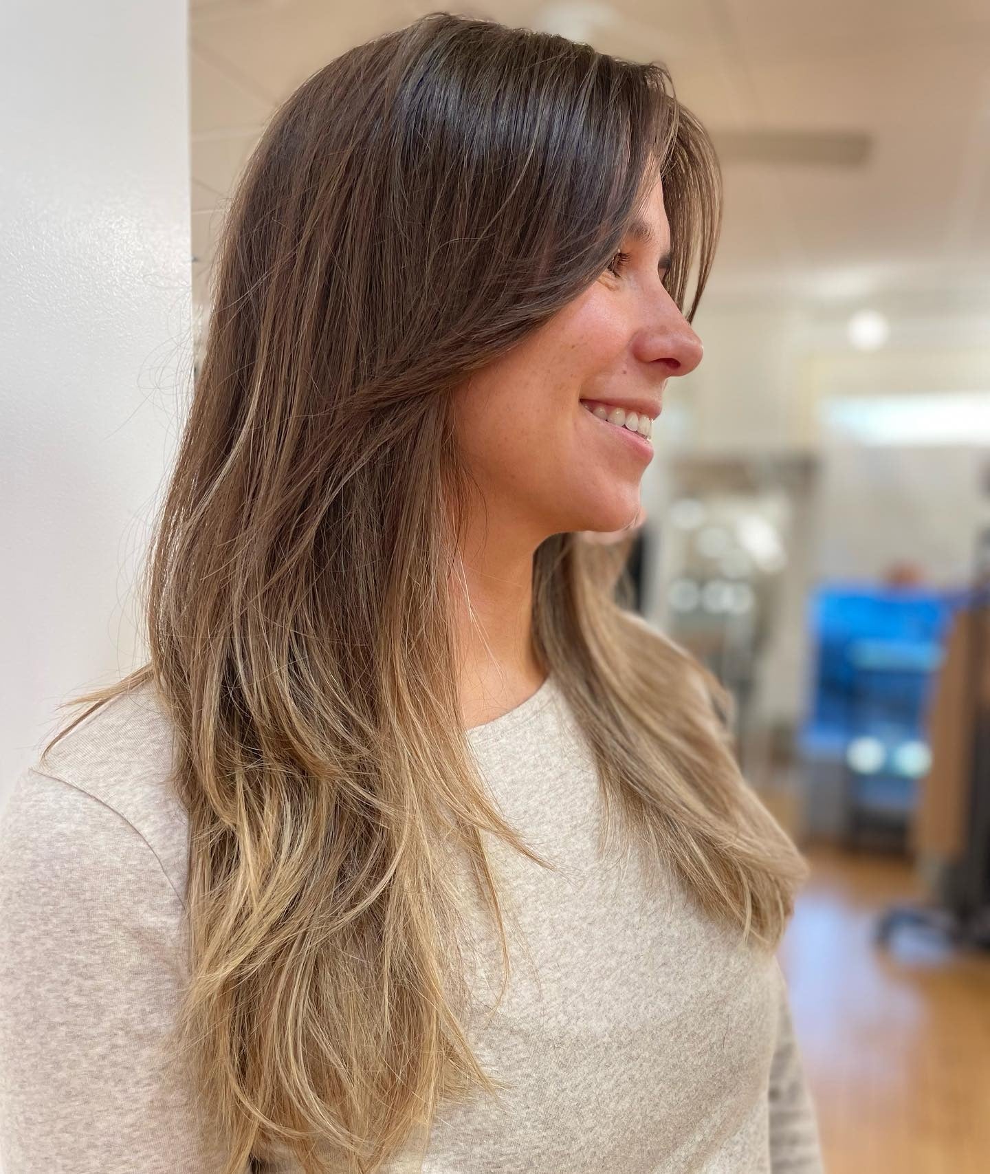 10. Aschbraune Schichten mit sonnenverwöhnten Enden (lange strukturierte Schichten)