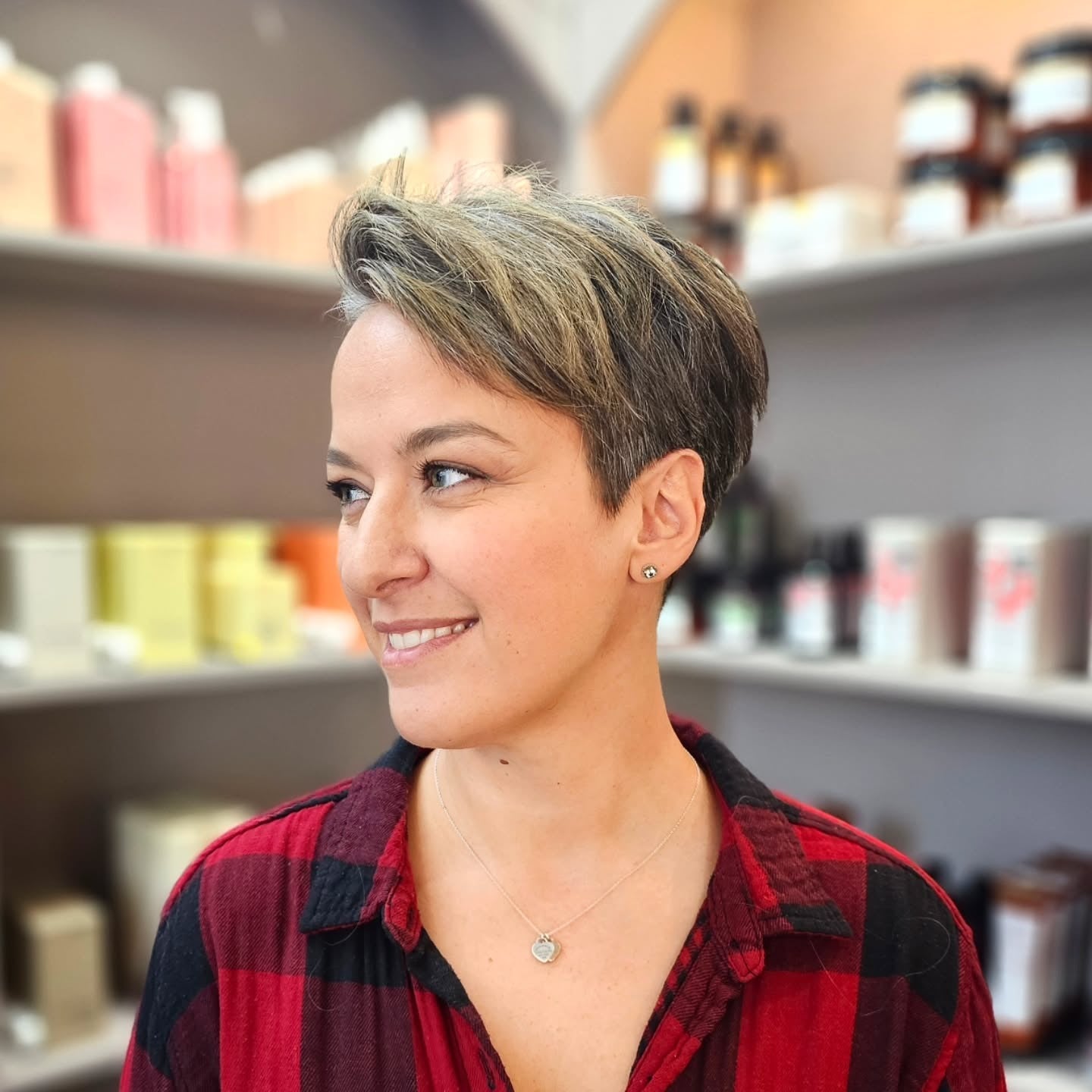 10. Asche Brown Undercut Pixie (Pixie -Haarschnitte)