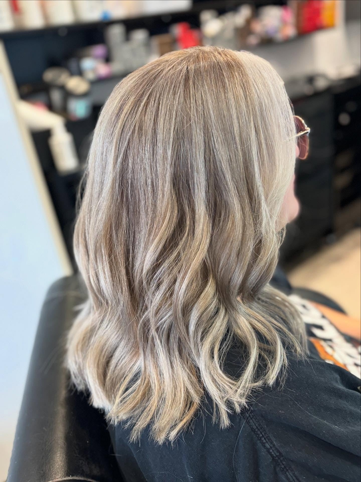 10. Beige-Aschblond-Mischung mit entspannten schulterlangen Wellen (Aschblond-Haarfarbe)