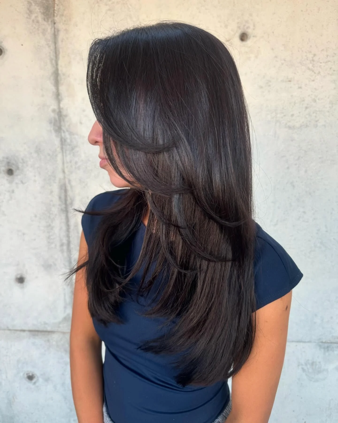 10. Blended Curtain Bangs mit tiefem Schokoladenbraun (Curtain Bangs-Frisuren)