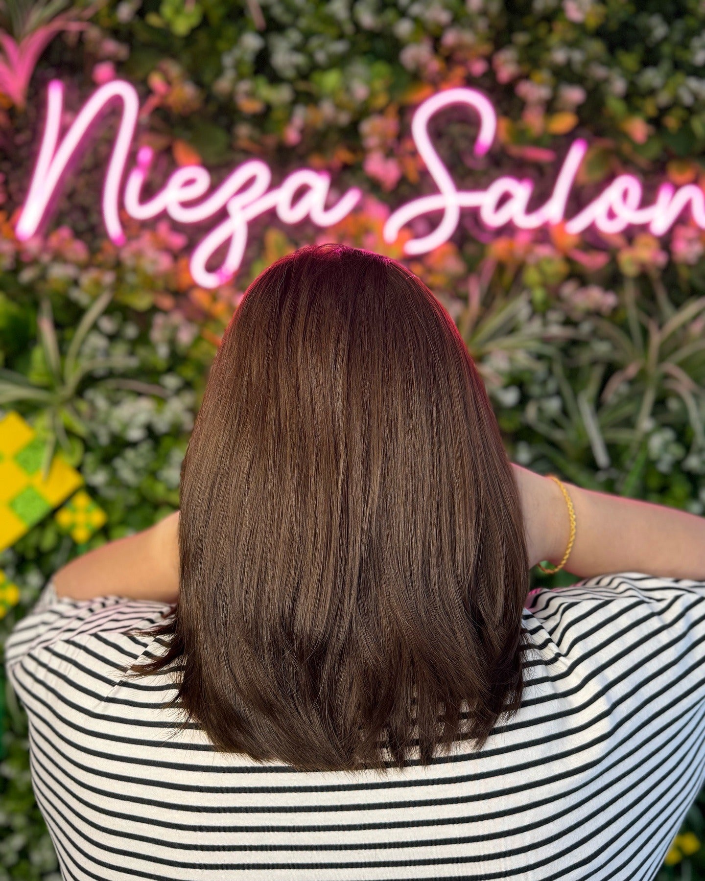 10. Blended mittelbrauner Lob mit hellen Filmen (mittelbraune Haarfarbe)