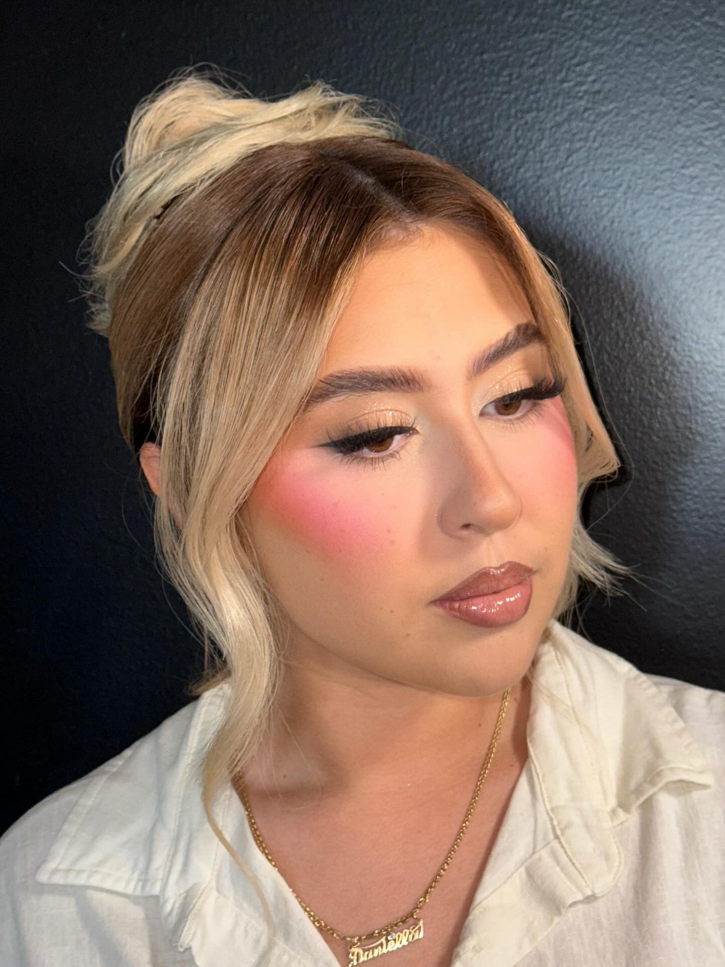 10. Blondes chaotisches Brötchen mit Gesichtsschichten (Baddie Frisuren)