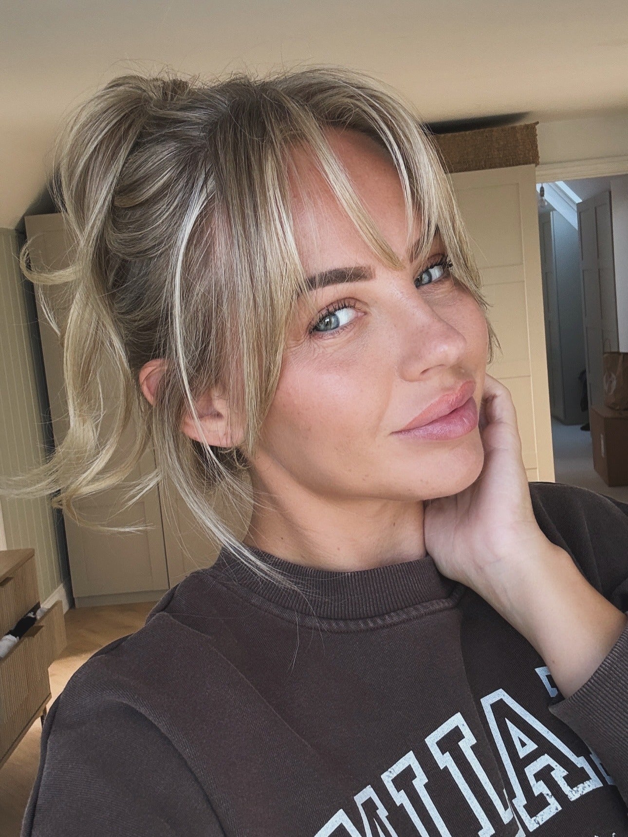 10. Blonde Hochsteckfrisur mit wispy Pony (Wispy Pony für dünnes Haar)