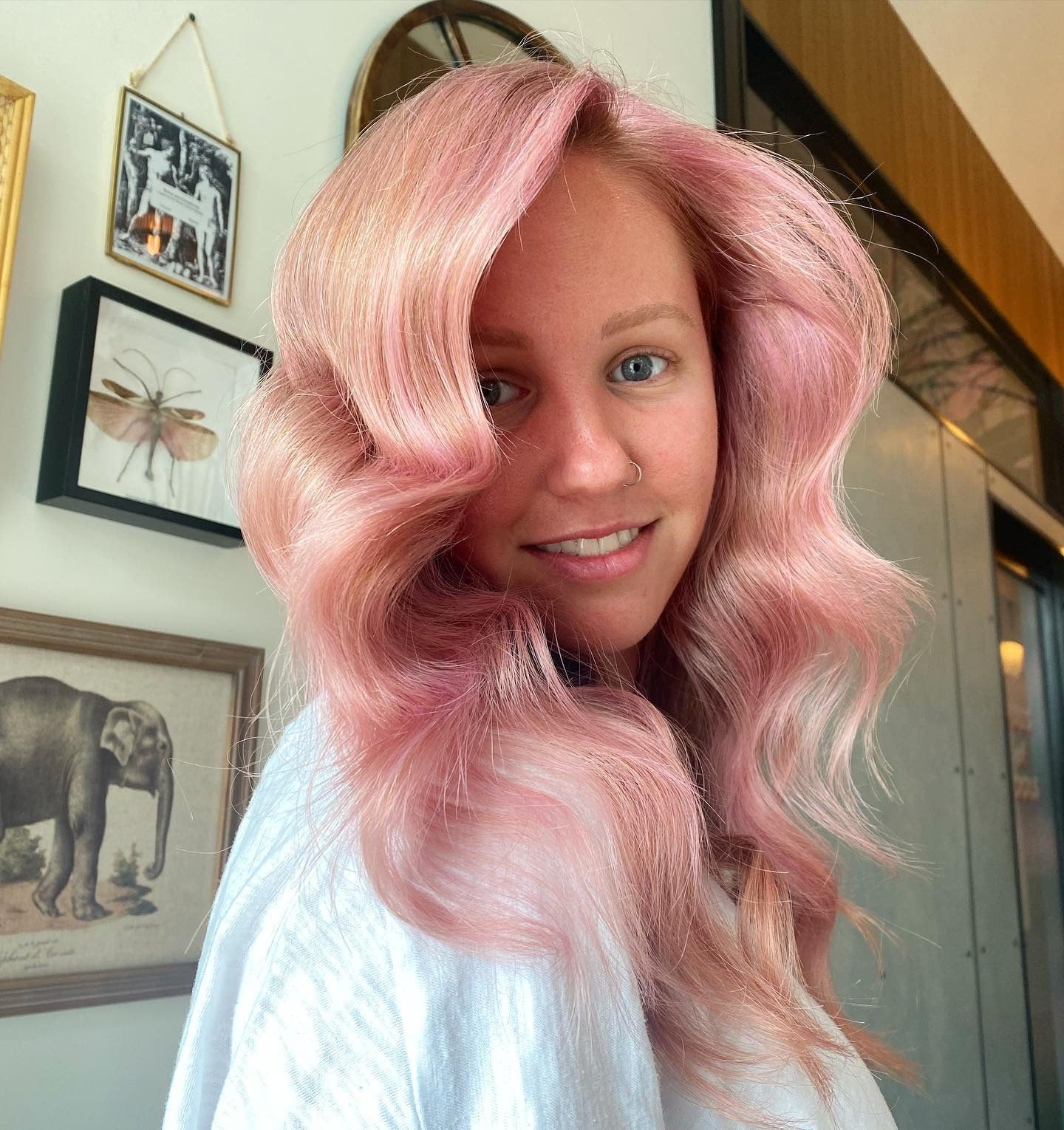 10. Blush Pink Glossy Waves (Pastellrosa Haarfarbe)