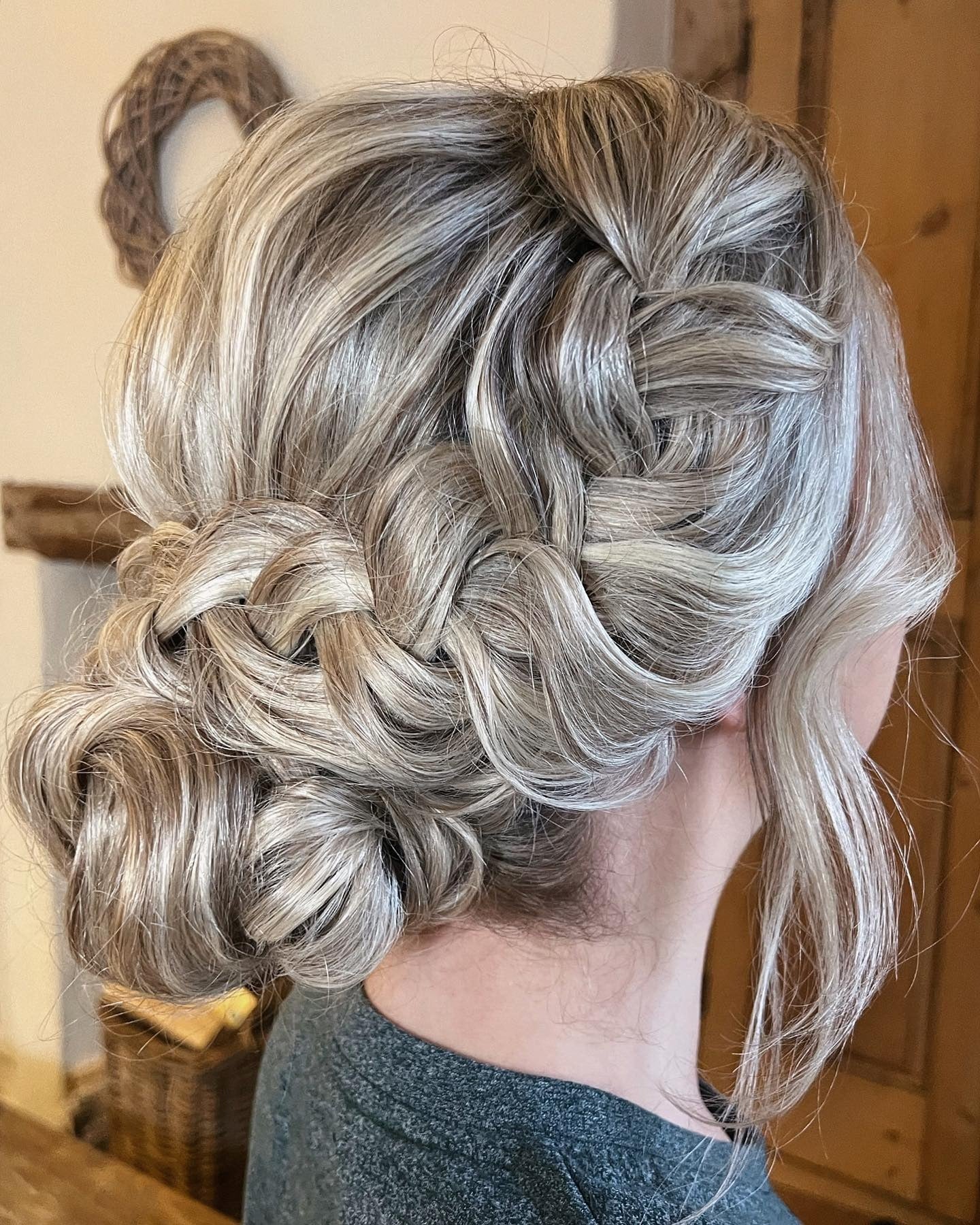 10. Geflochtener niedriger Dutt mit Details in Silber-Aschblond (Boho-Frisuren)