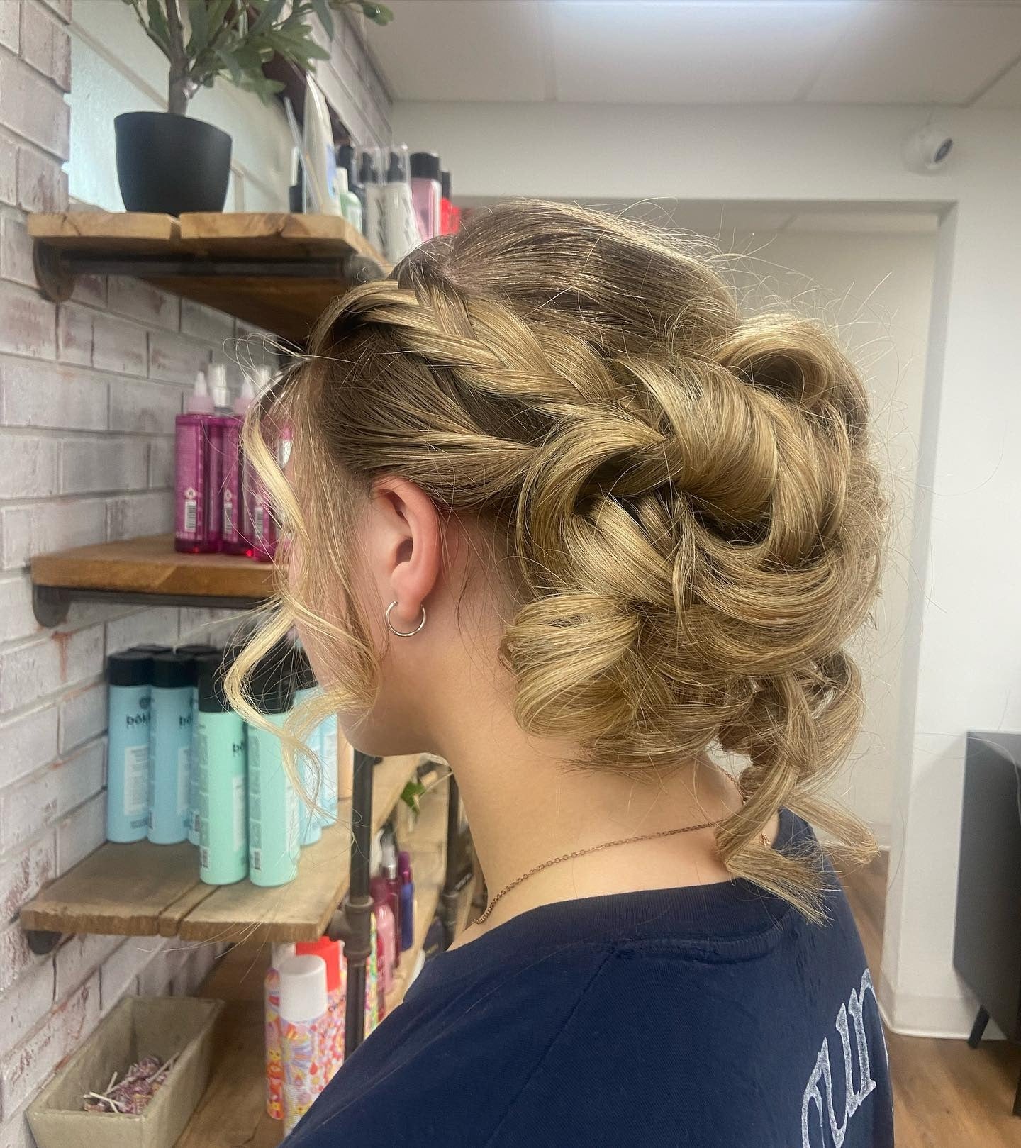 10. Geflochtener niedriger Chignon mit sanftem Champagnerblond (Ballfrisuren)