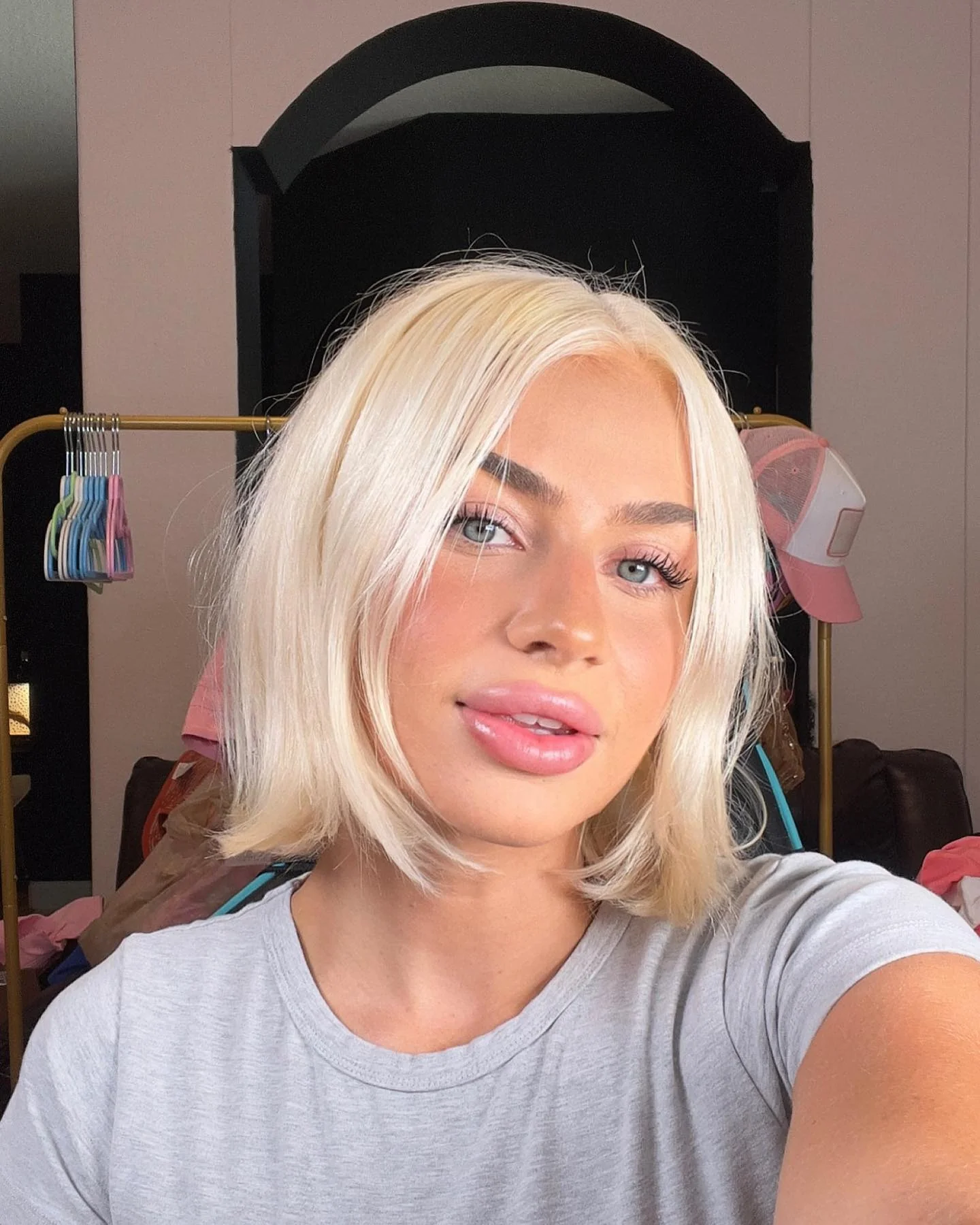 10. Heller vanilleblonder Bob mit Vorhangschichten (unordentlicher Haarschnitt für Frauen)