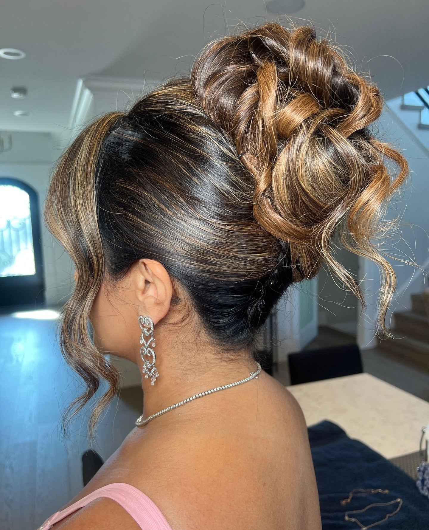 10. Bronze Balayage Twisted Bun (Messy Bun-Frisuren)