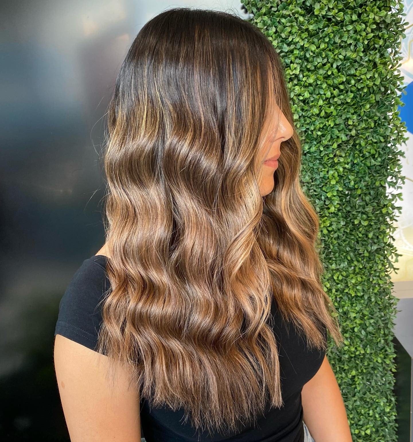 10. Bronze-Karamell-Balayage mit glänzender Textur (goldene Karamell-Haarfarbe)
