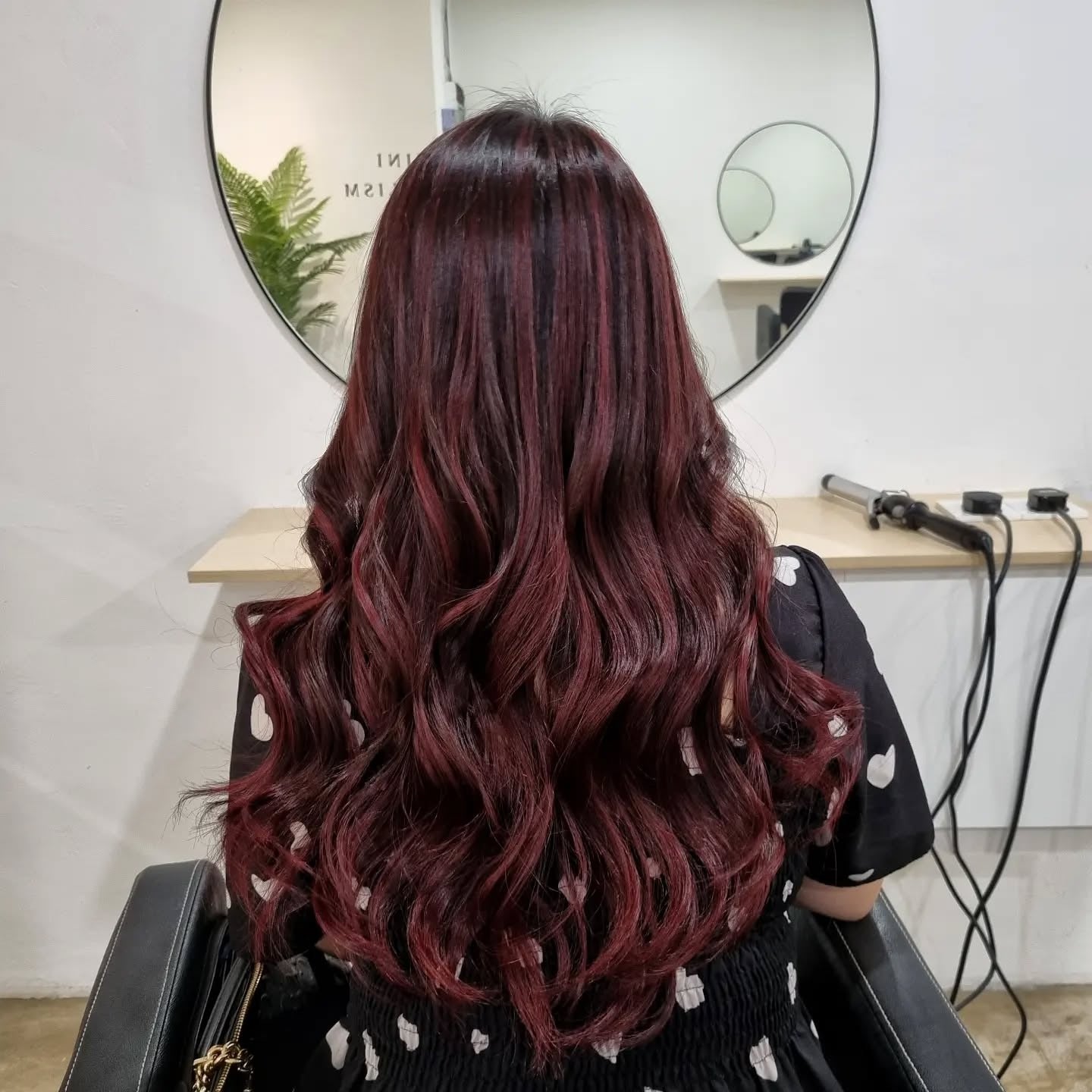 10. Burgund Balayage mit losen Locken (Burgund Balayage Haarfarbe)